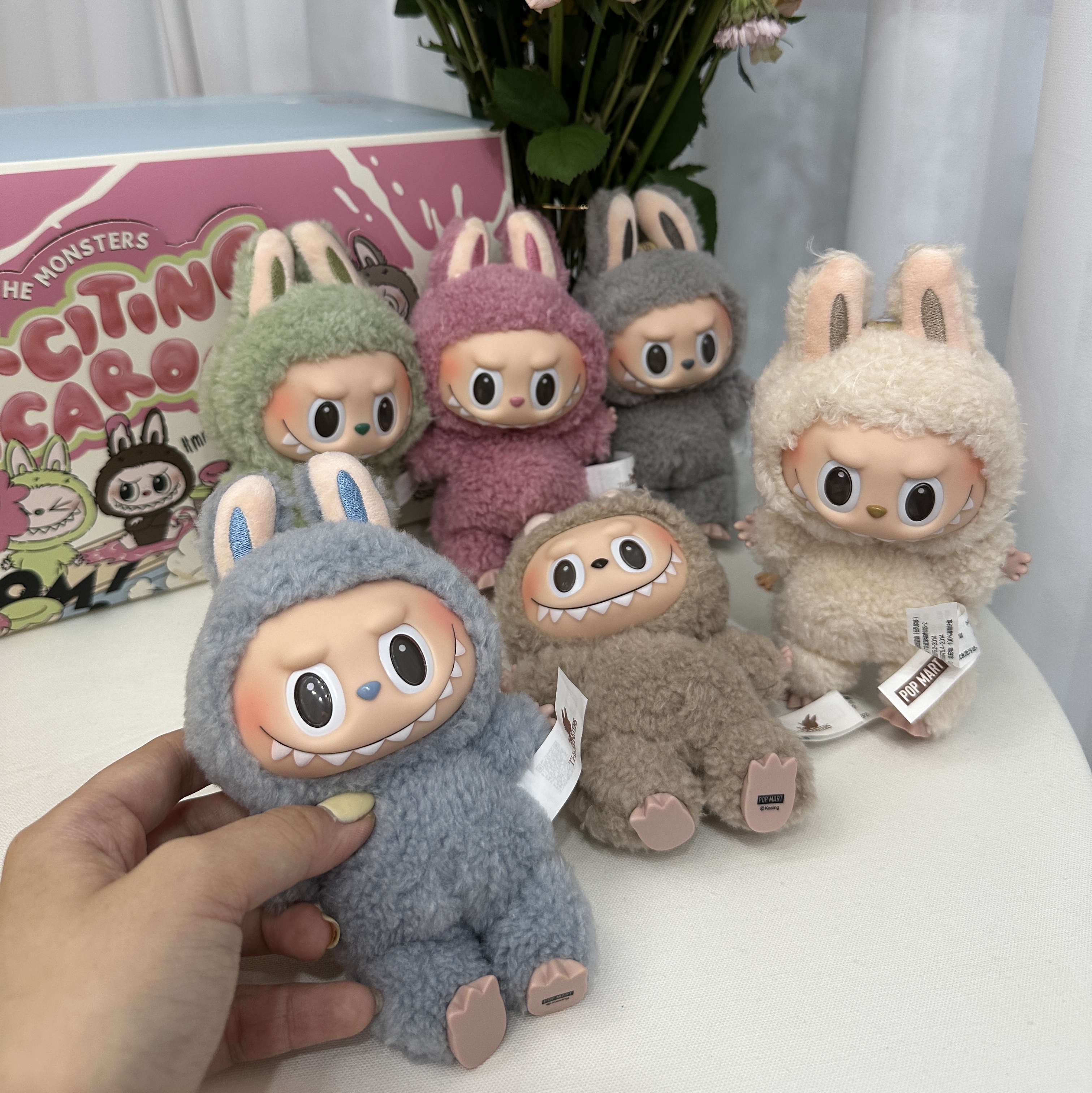 Pop Mart The Monsters Labubu Tasty Macarons Series Sealed Case (6 Blind Boxes) 착용 스타일 - 3