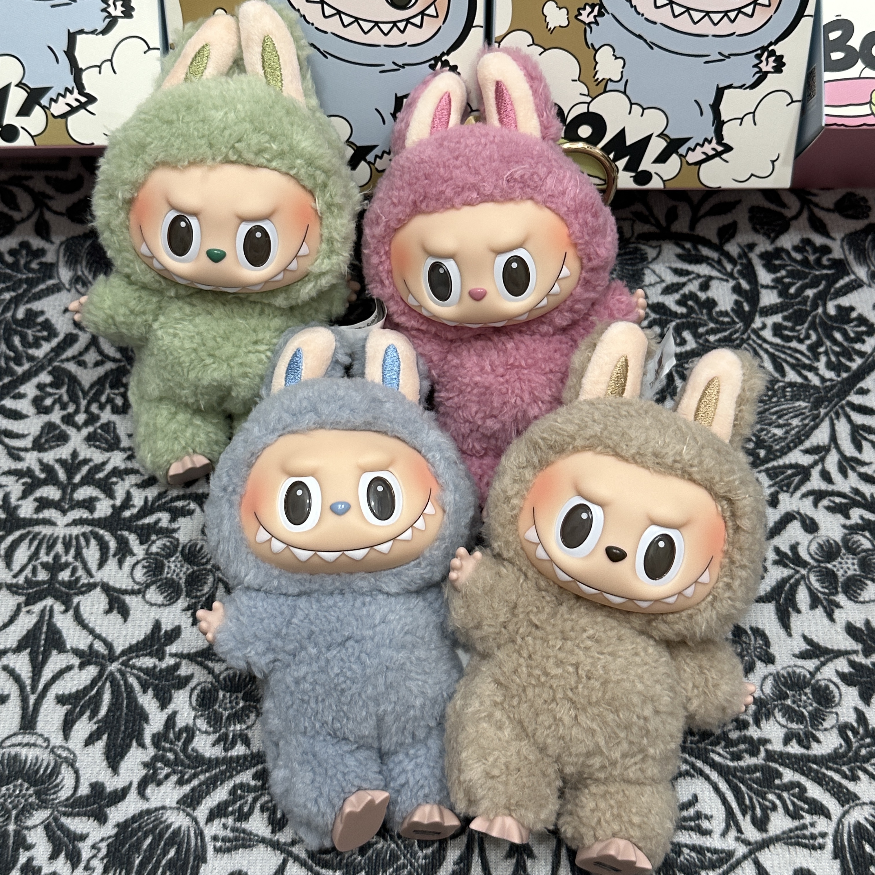 Pop Mart The Monsters Labubu Tasty Macarons Series Sealed Case (6 Blind Boxes) 착용 스타일 - 4