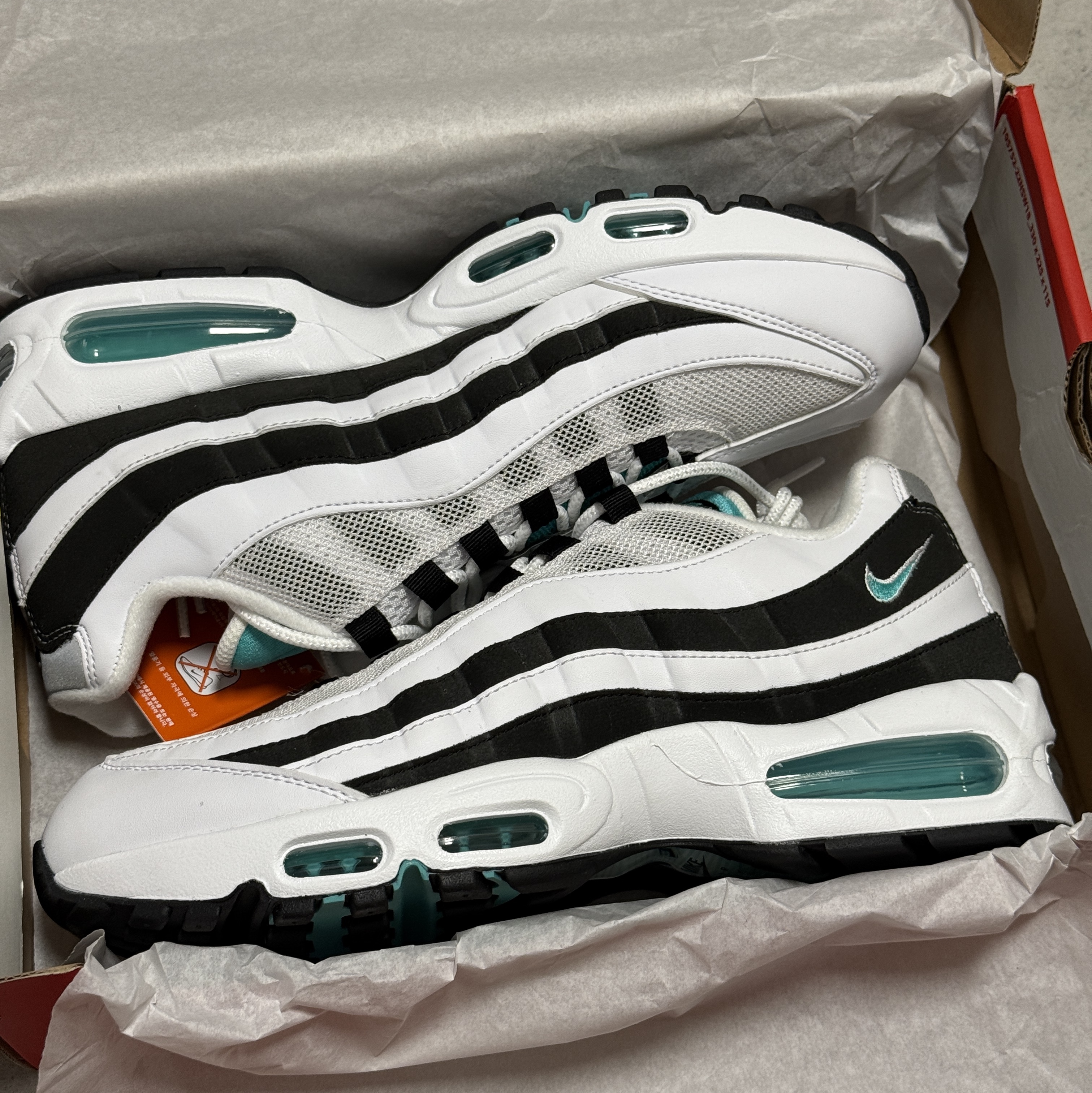 Nike Air Max 95 OG White and Black 착용 스타일 - 1