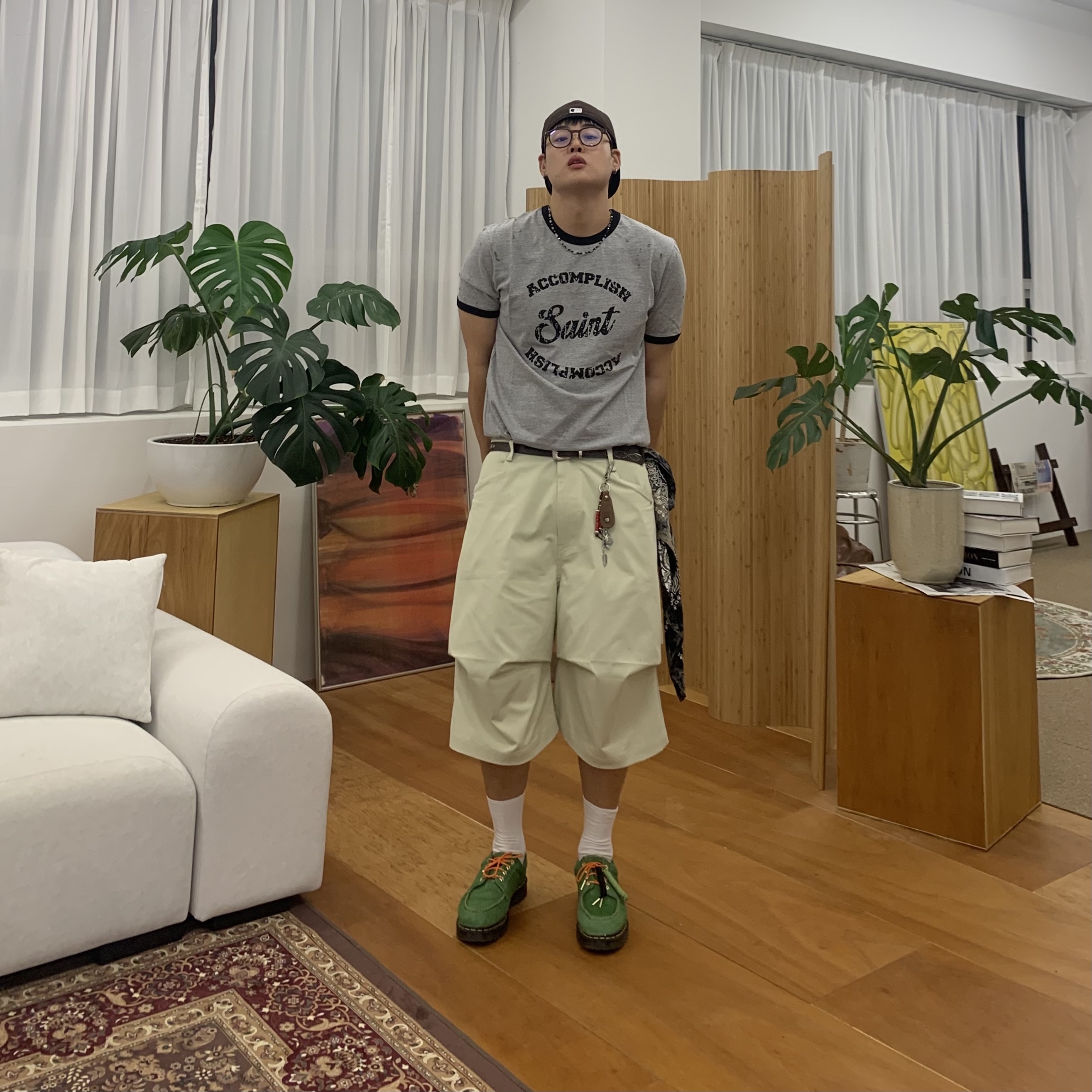 Nonnod Side Cargo Shorts Beige, Dr. Martens x Awake NY Lowell Hair On Leather Moc Toe Shoes Green 착용 스타일 - 2