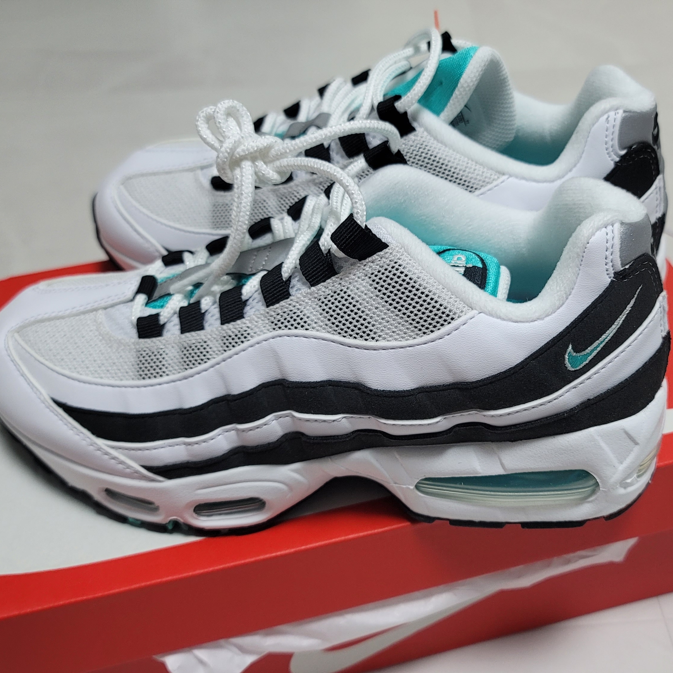 Nike Air Max 95 OG White and Black 착용 스타일