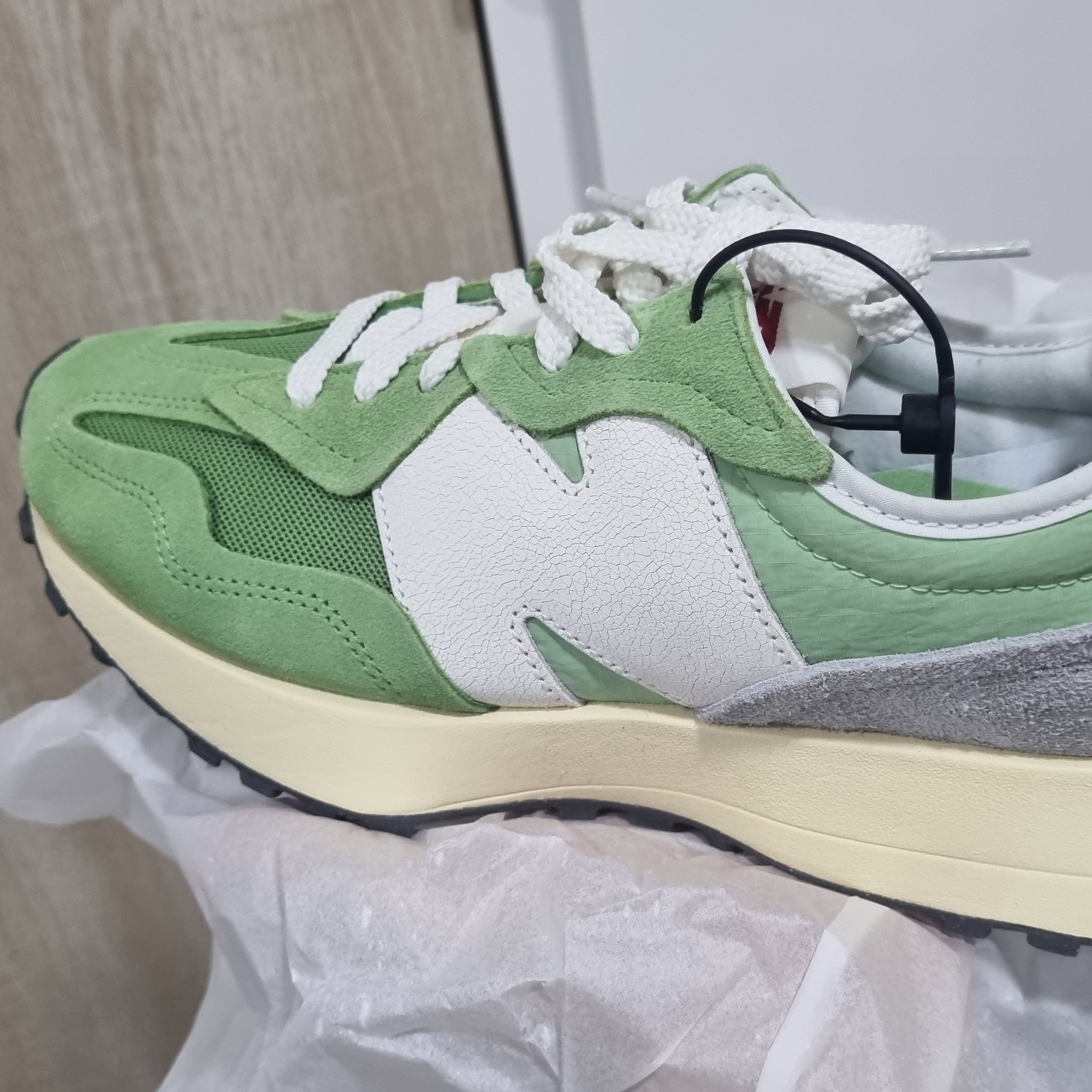 New Balance 327 Chive Avocado 착용 스타일