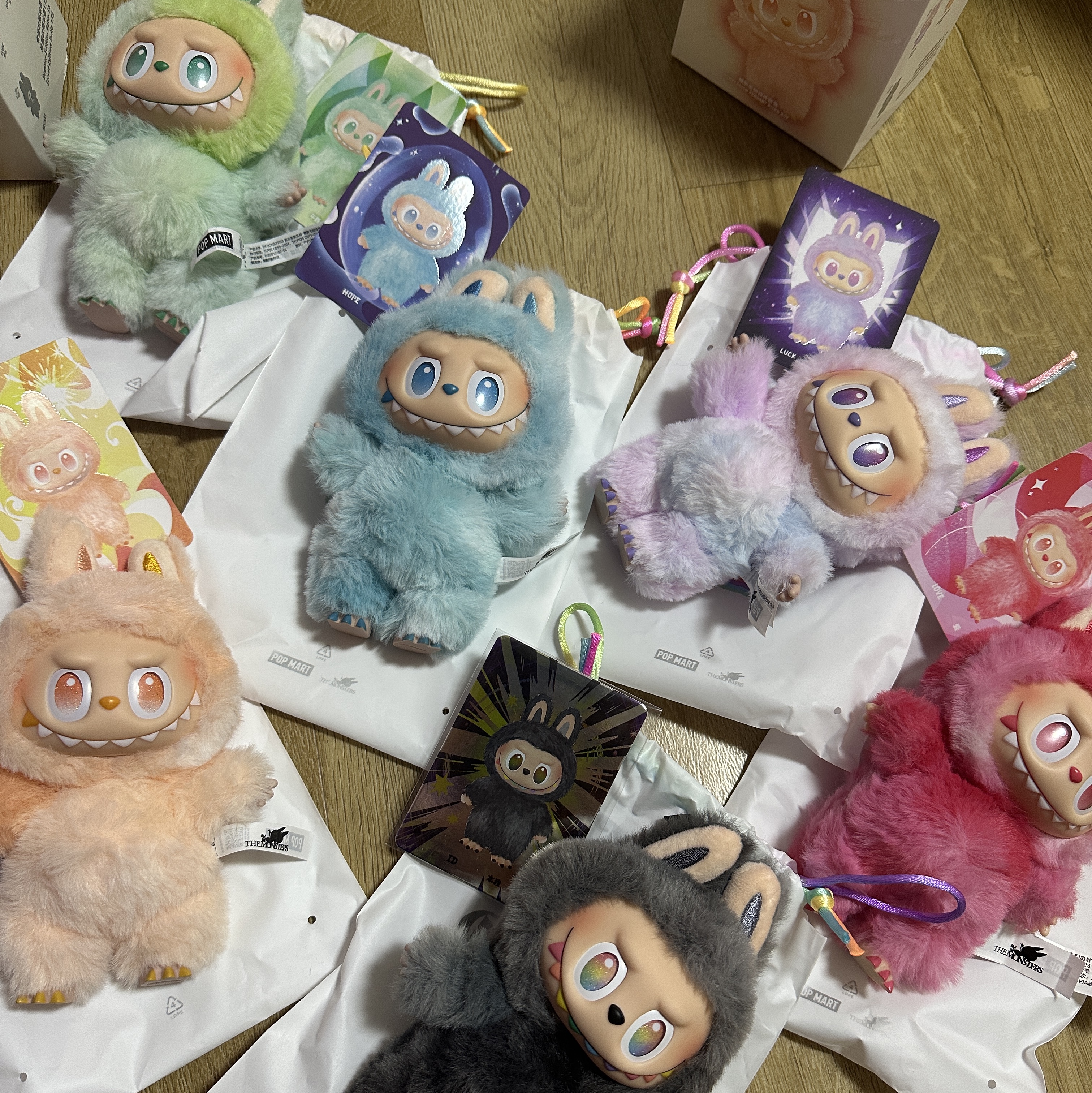 Pop Mart Labubu The Monsters Highlight Series Sealed Case (6 Blind Boxes) 착용 스타일