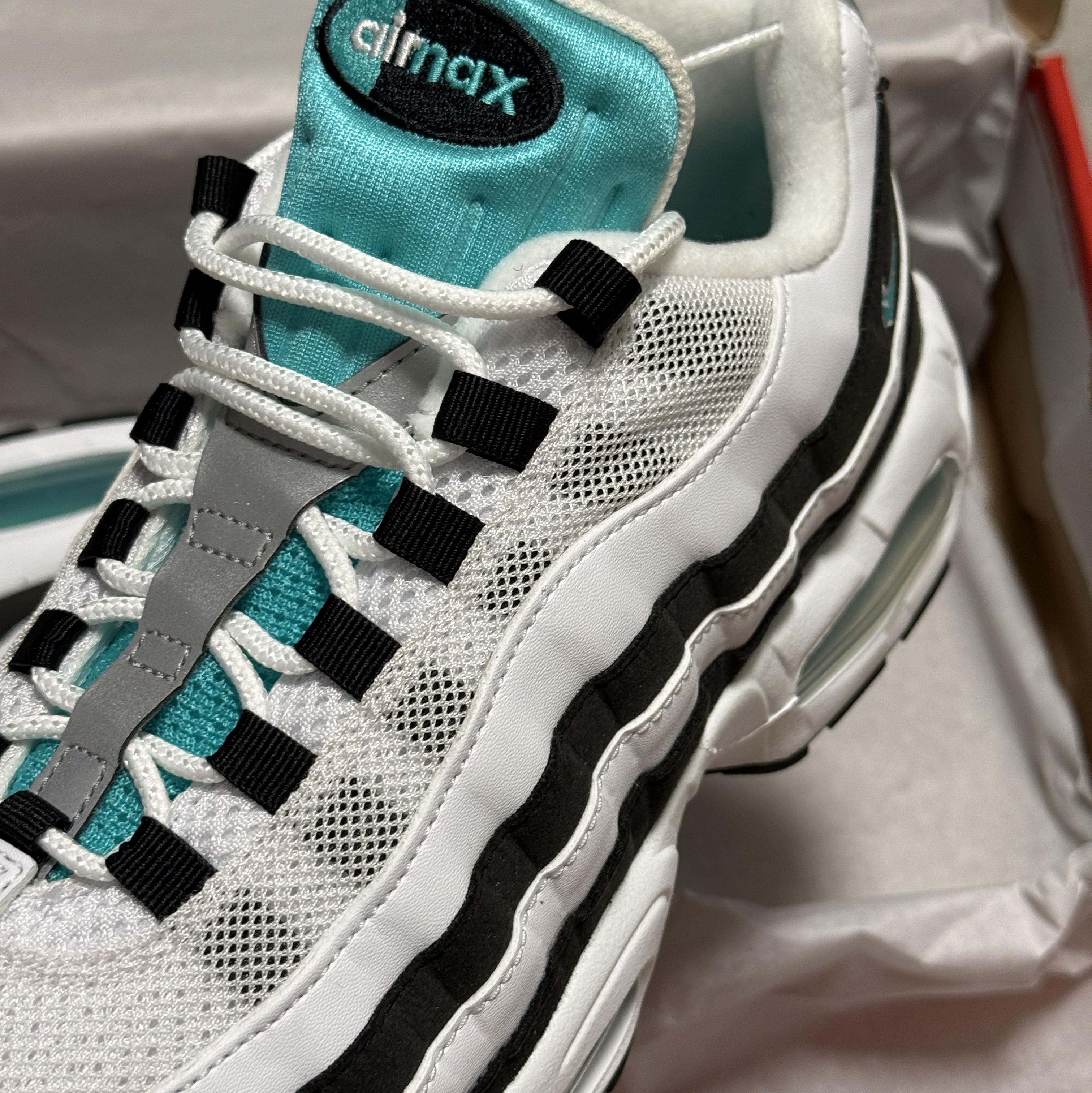 Nike Air Max 95 OG White and Black 착용 스타일 - 2