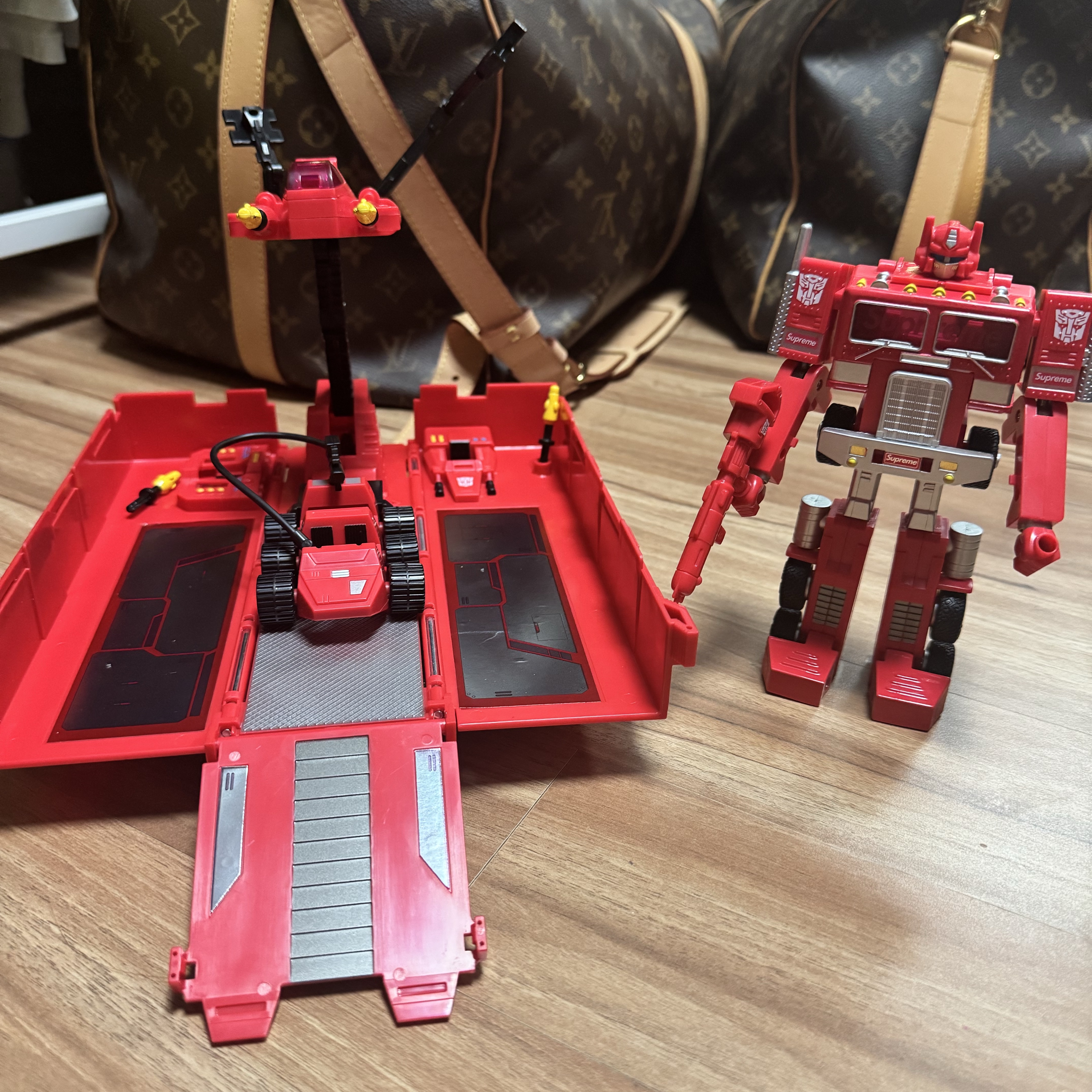 Supreme x Transformers G1 Optimus Prime Figure Red - 25SS 착용 스타일 - 1