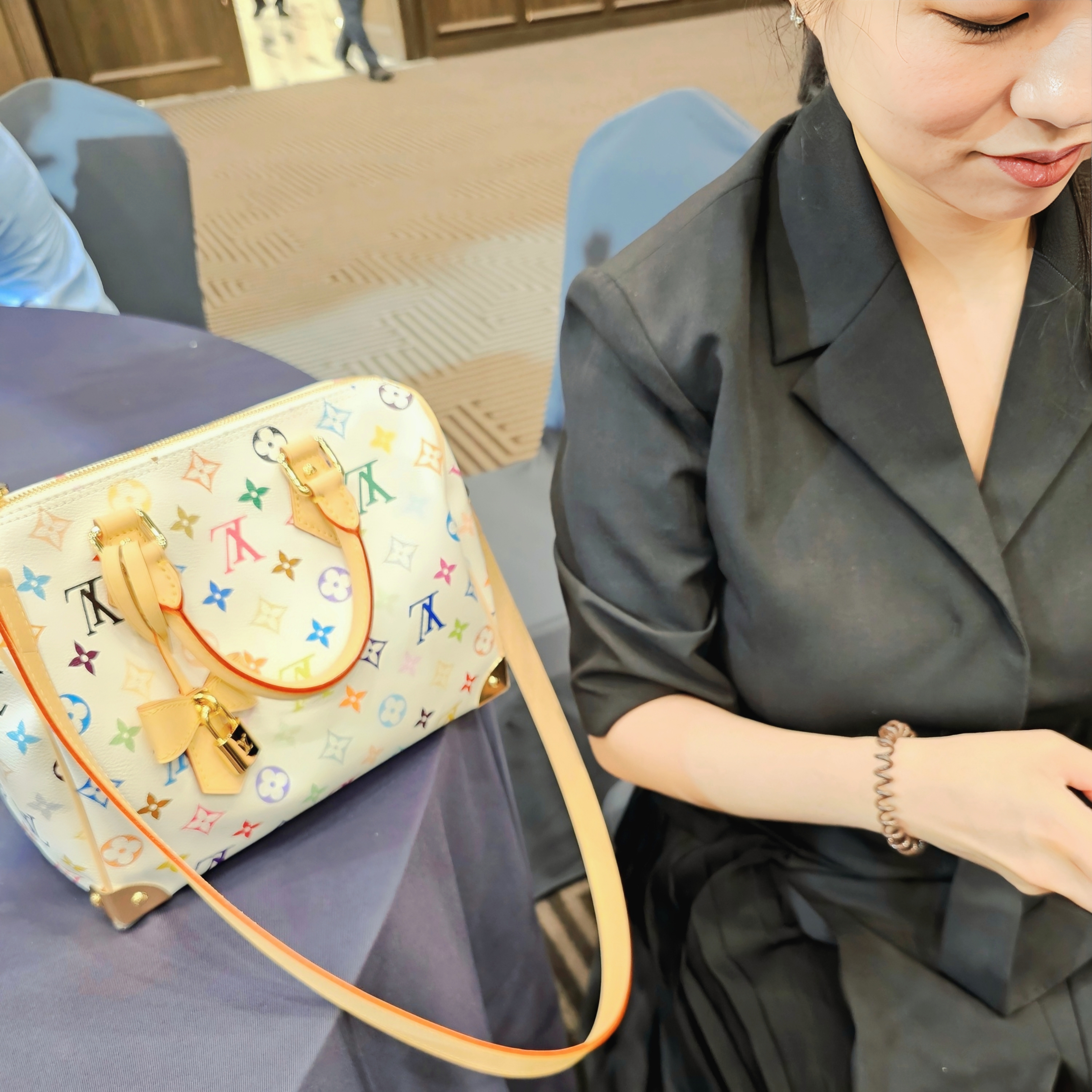 Louis Vuitton x Murakami Takashi Speedy Bandouliere 25 Multicolor White 착용 스타일