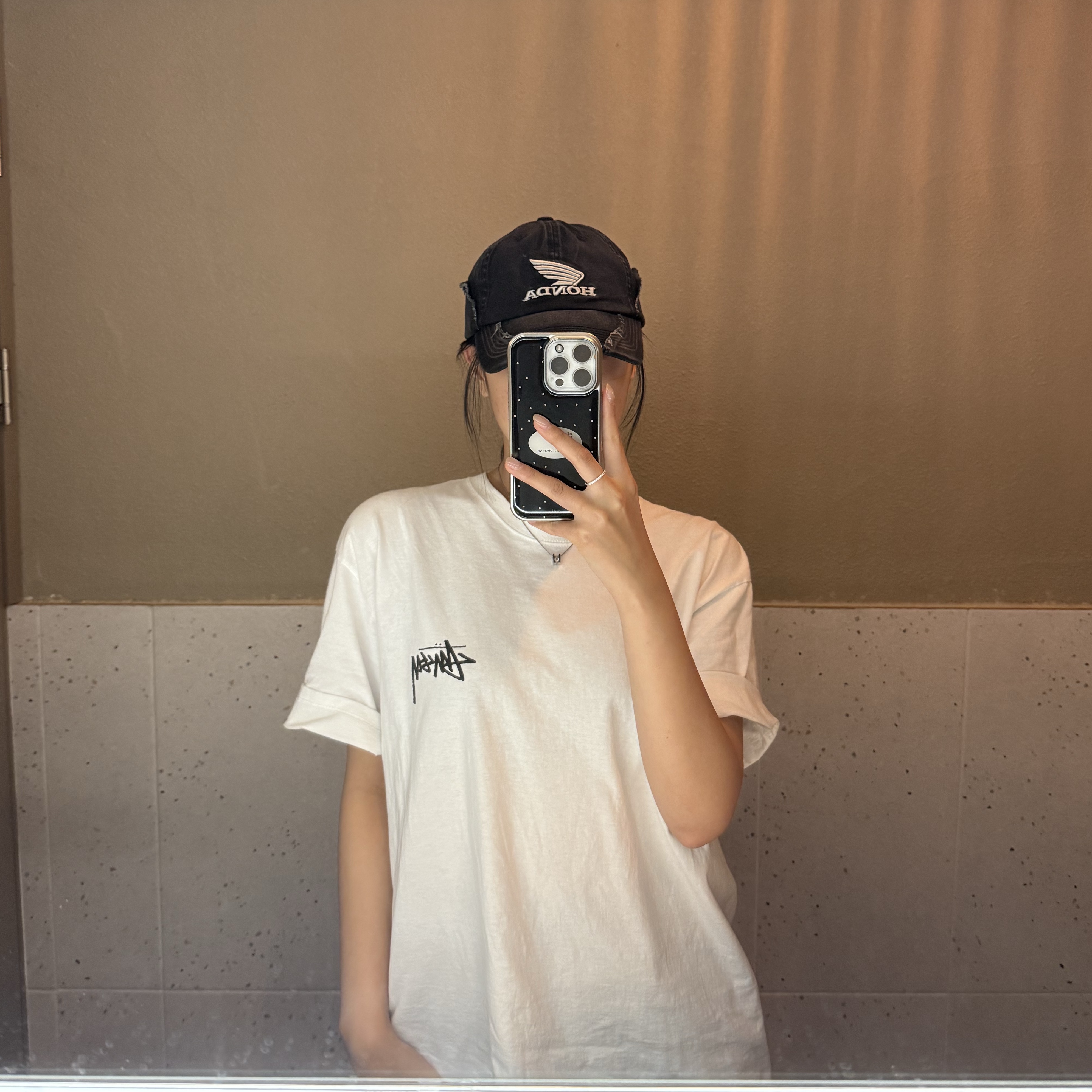 Stussy Cherries T-Shirt White, Honda Vintage Cutoff Cap Black 착용 스타일 - 2