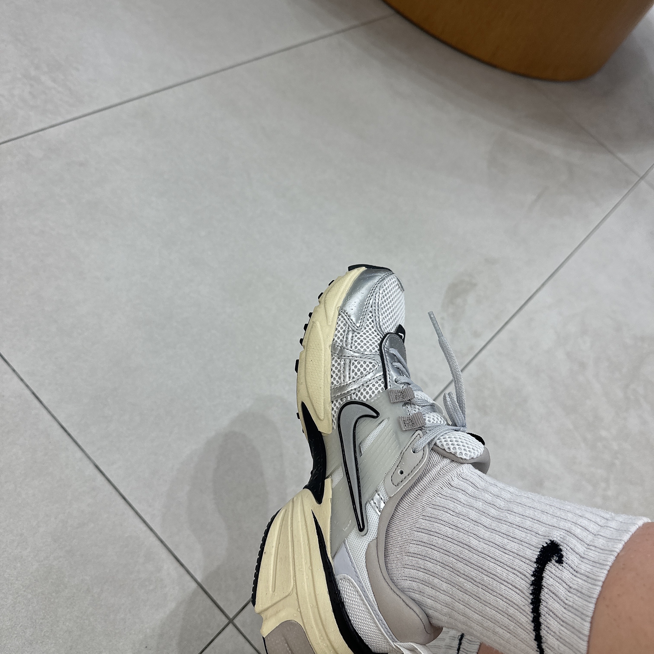 Nike V2K Run Pure Platinum Light Iron Ore 착용 스타일