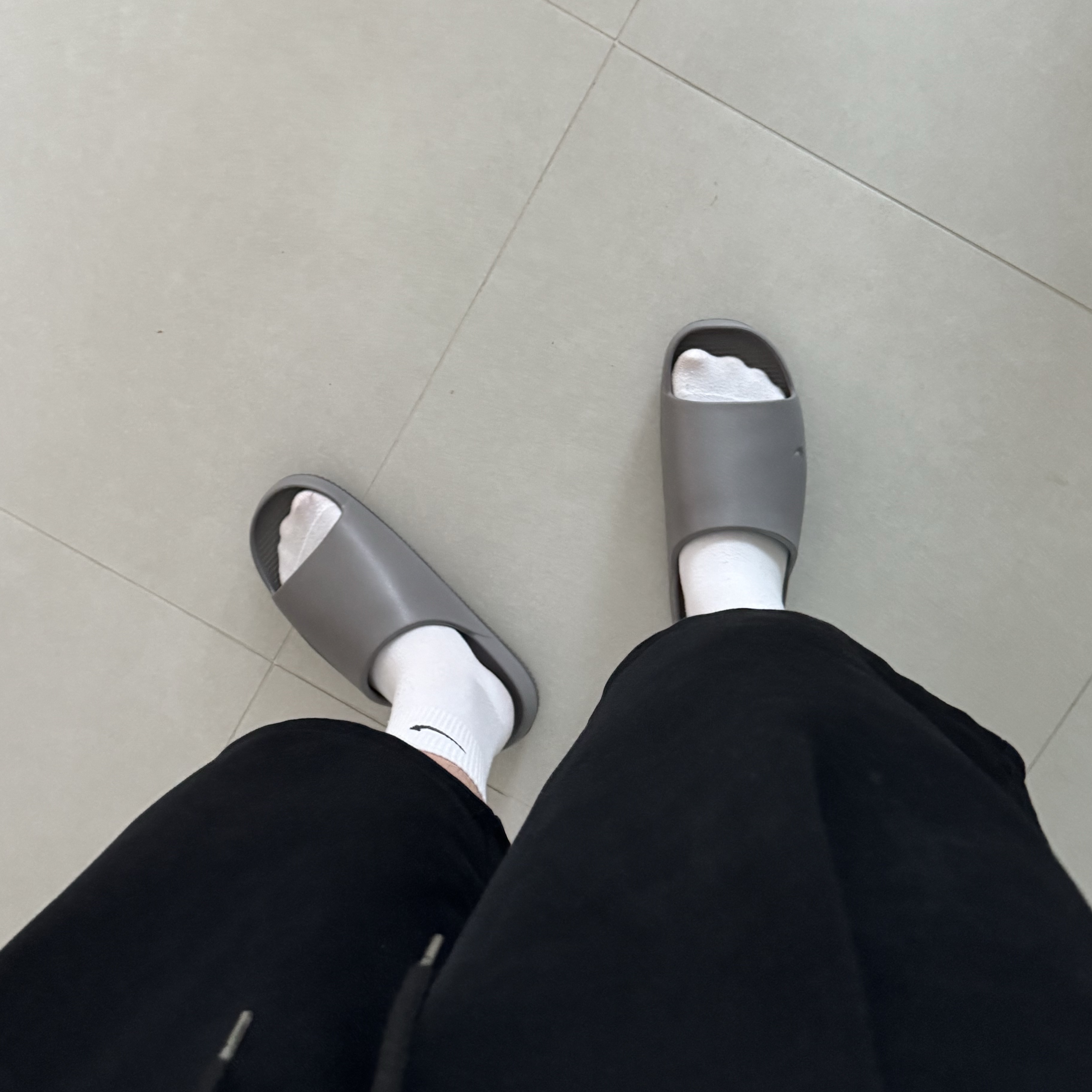 Nike Calm Slide Flat Pewter 착용 스타일