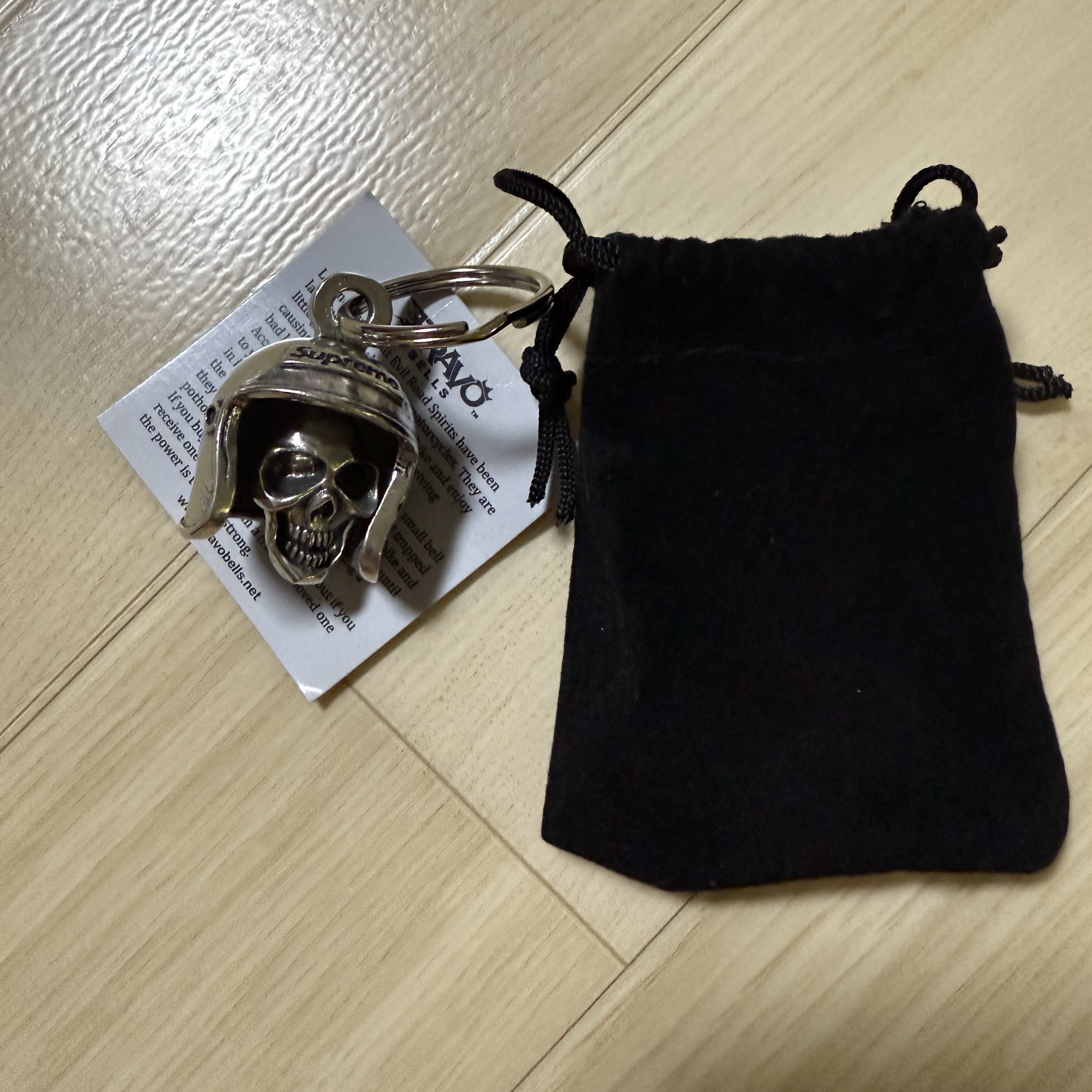Supreme Skull Bell Keychain Silver - 25SS 착용 스타일 - 2