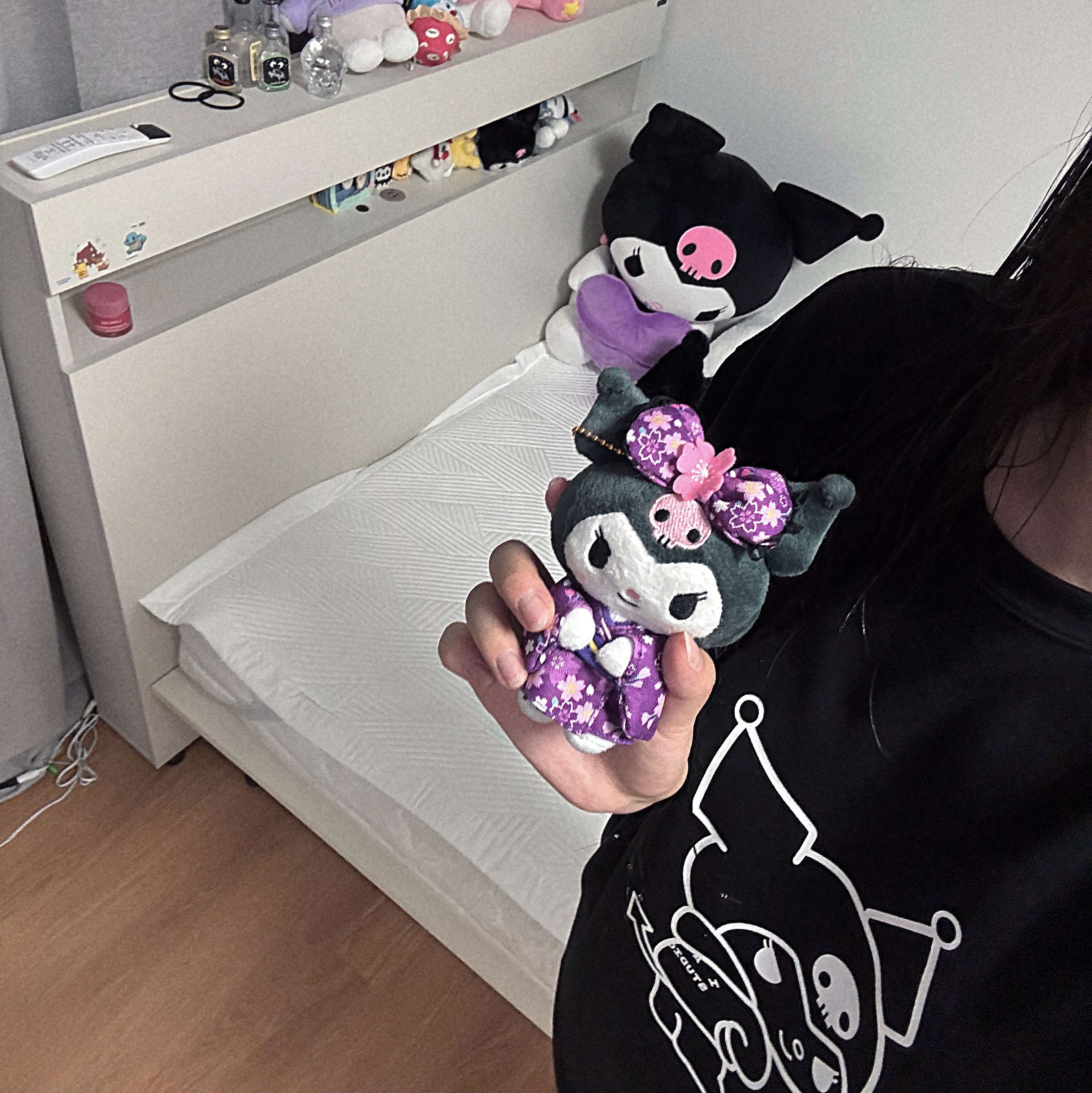 IAB Studio Kuromi T-shirts Black White 착용 스타일 - 1