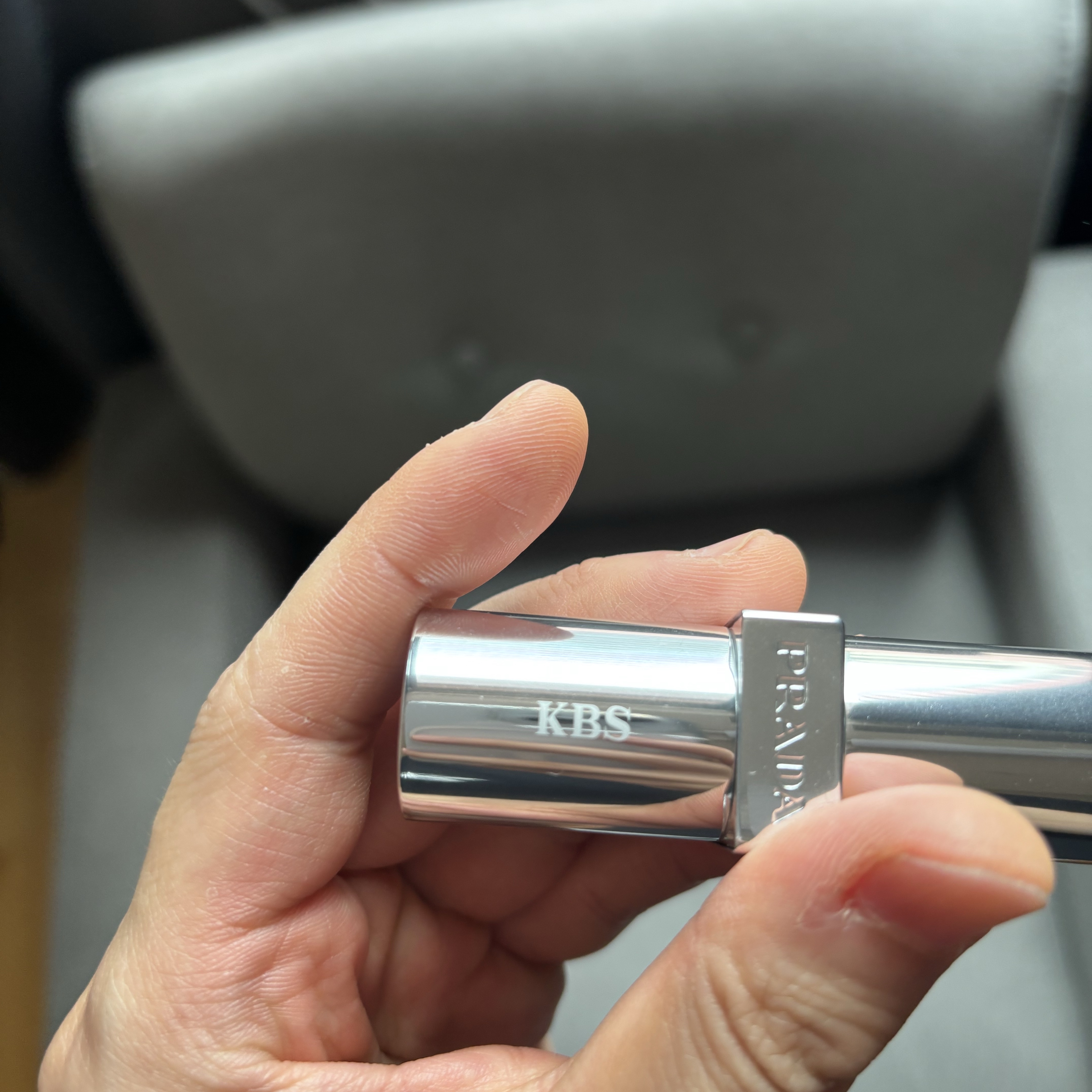 Prada Blushing Care Lip Balm U001 Astral Pink 착용 스타일 - 3
