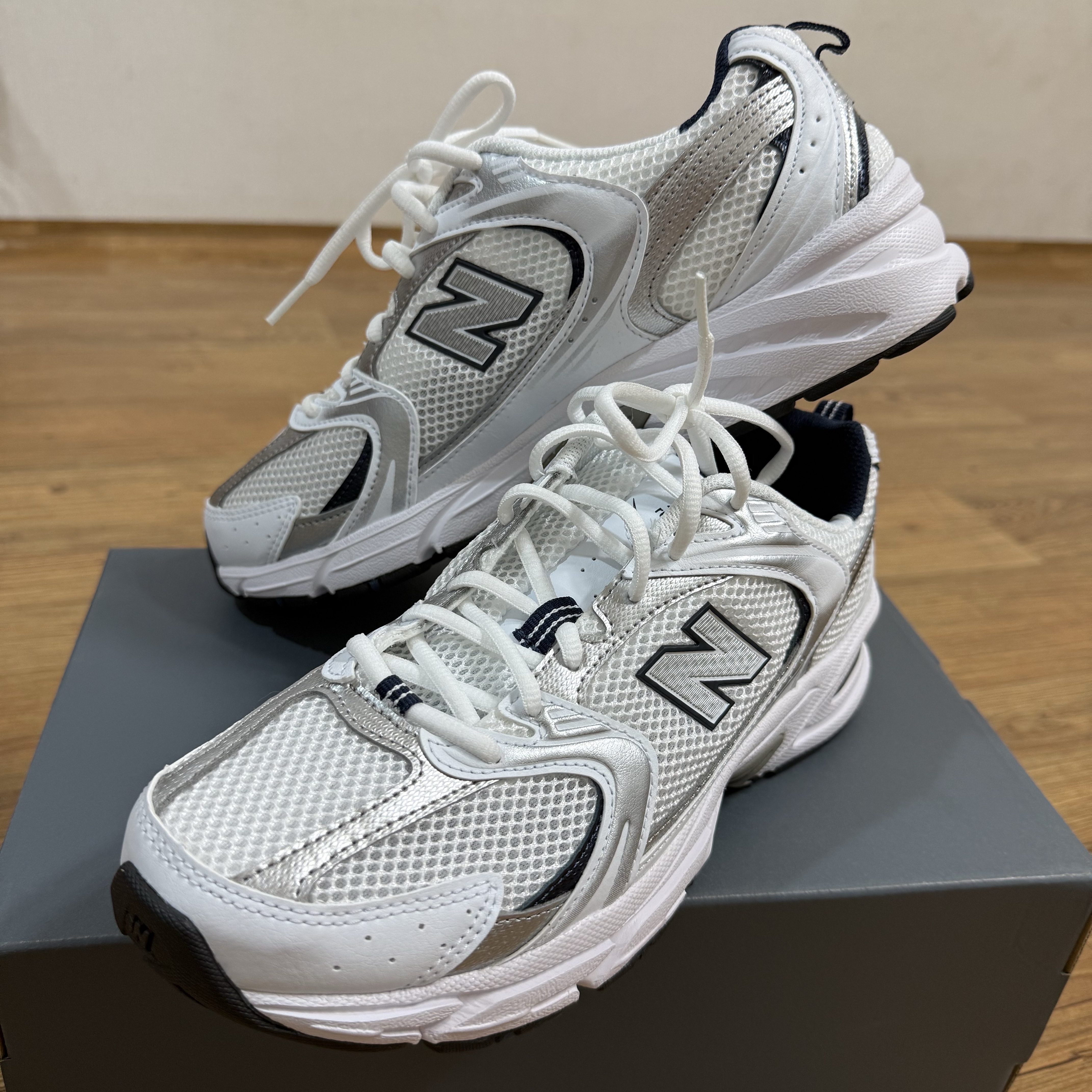 New Balance 530 White 착용 스타일 - 1