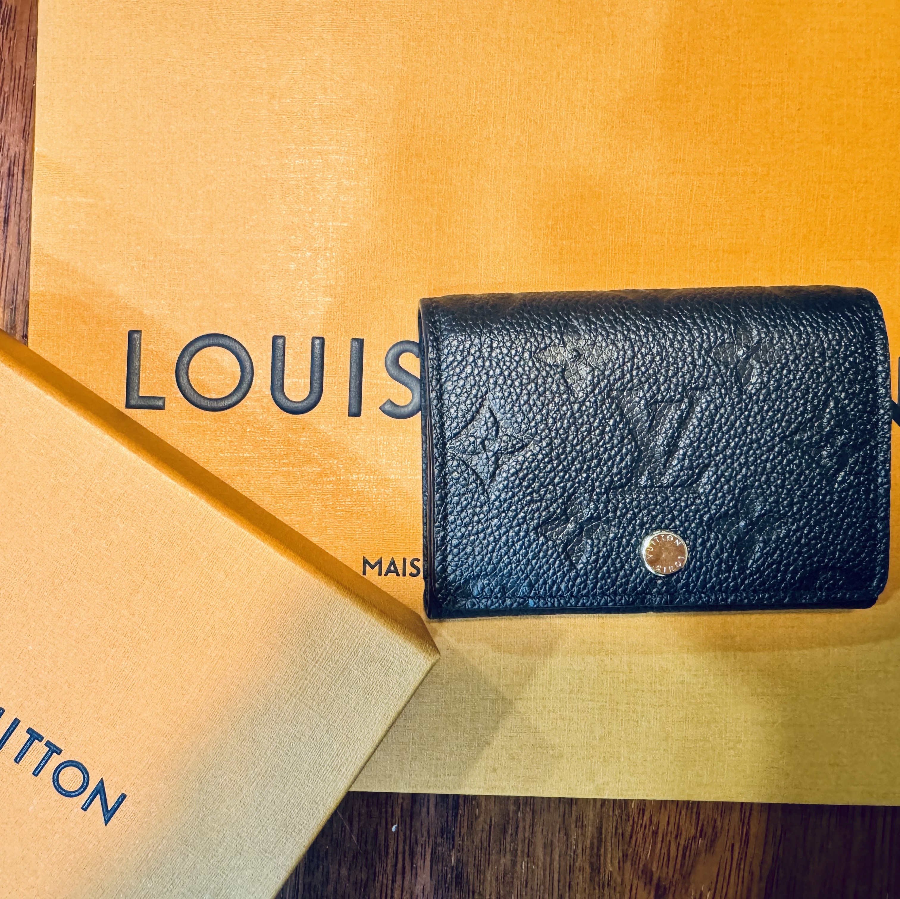 Louis Vuitton Business Card Holder Monogram Embossed Leather Black 착용 스타일
