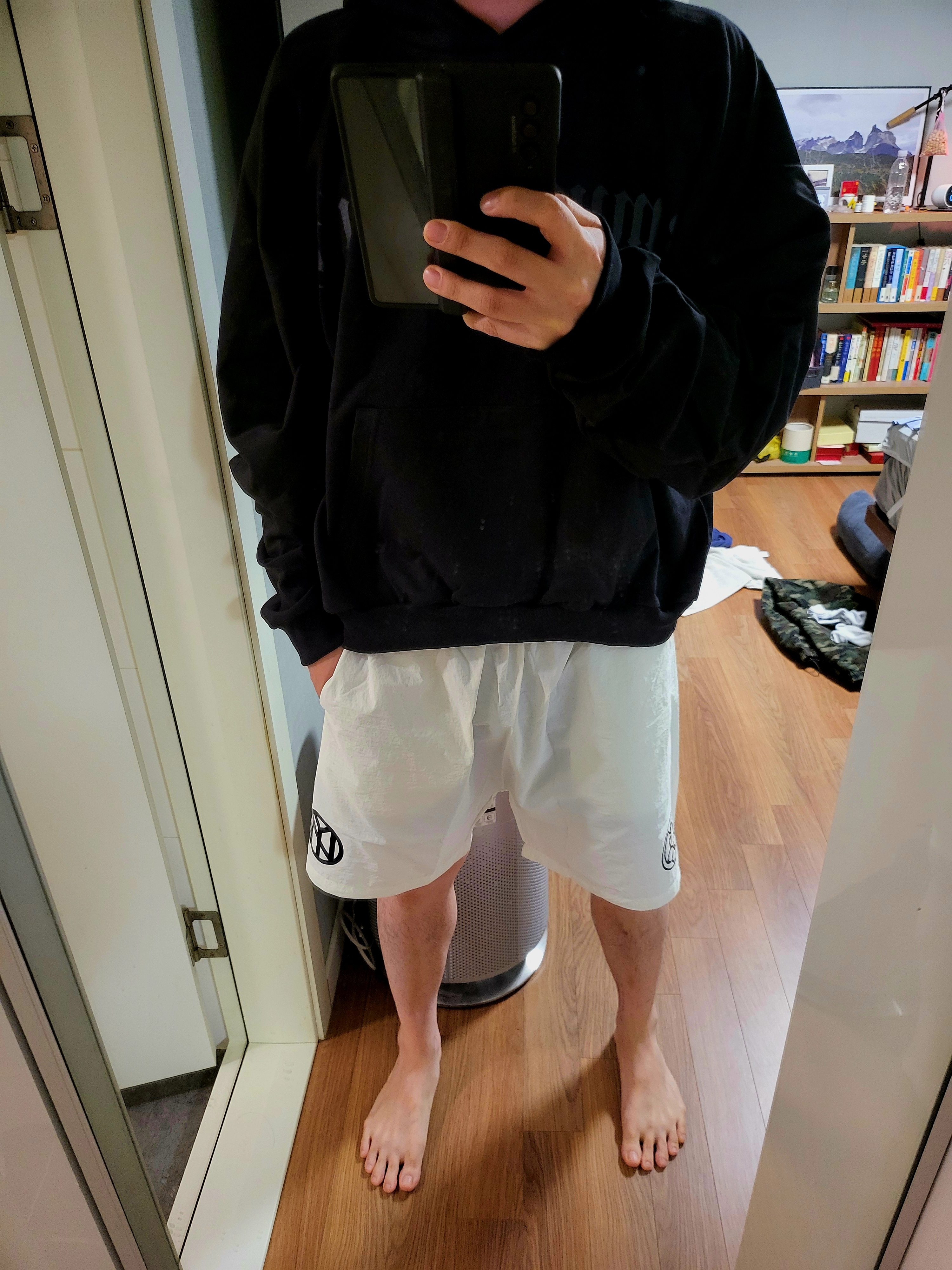 Yeezy x Gosha Rubchinskiy Tribune Herald HD-01 Hoodie Charcoal, Yeezy x Gosha Rubchinskiy Vulture SH-01 Shorts White 착용 스타일 - 1