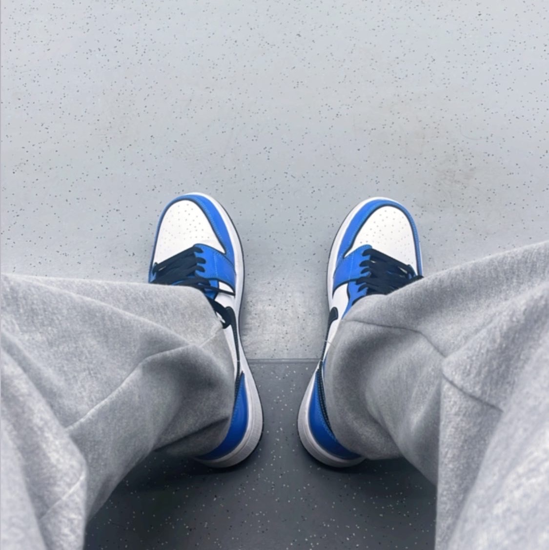 Jordan 1 Mid SE Signal Blue 착용 스타일 - 1