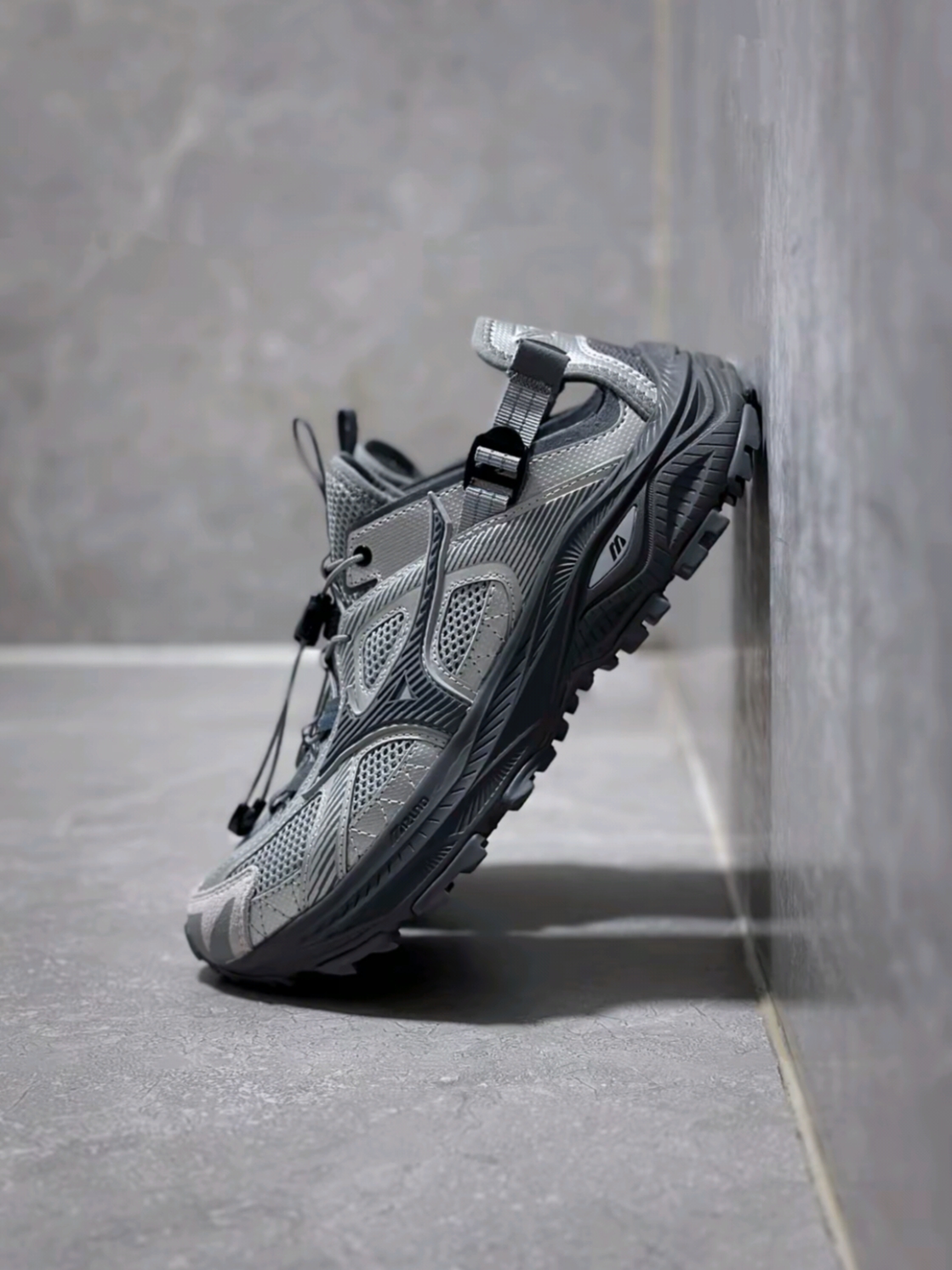 Mizuno Racer Trail SE Silver Grey, Mizuno Racer Trail SE Black 착용 스타일 - 1