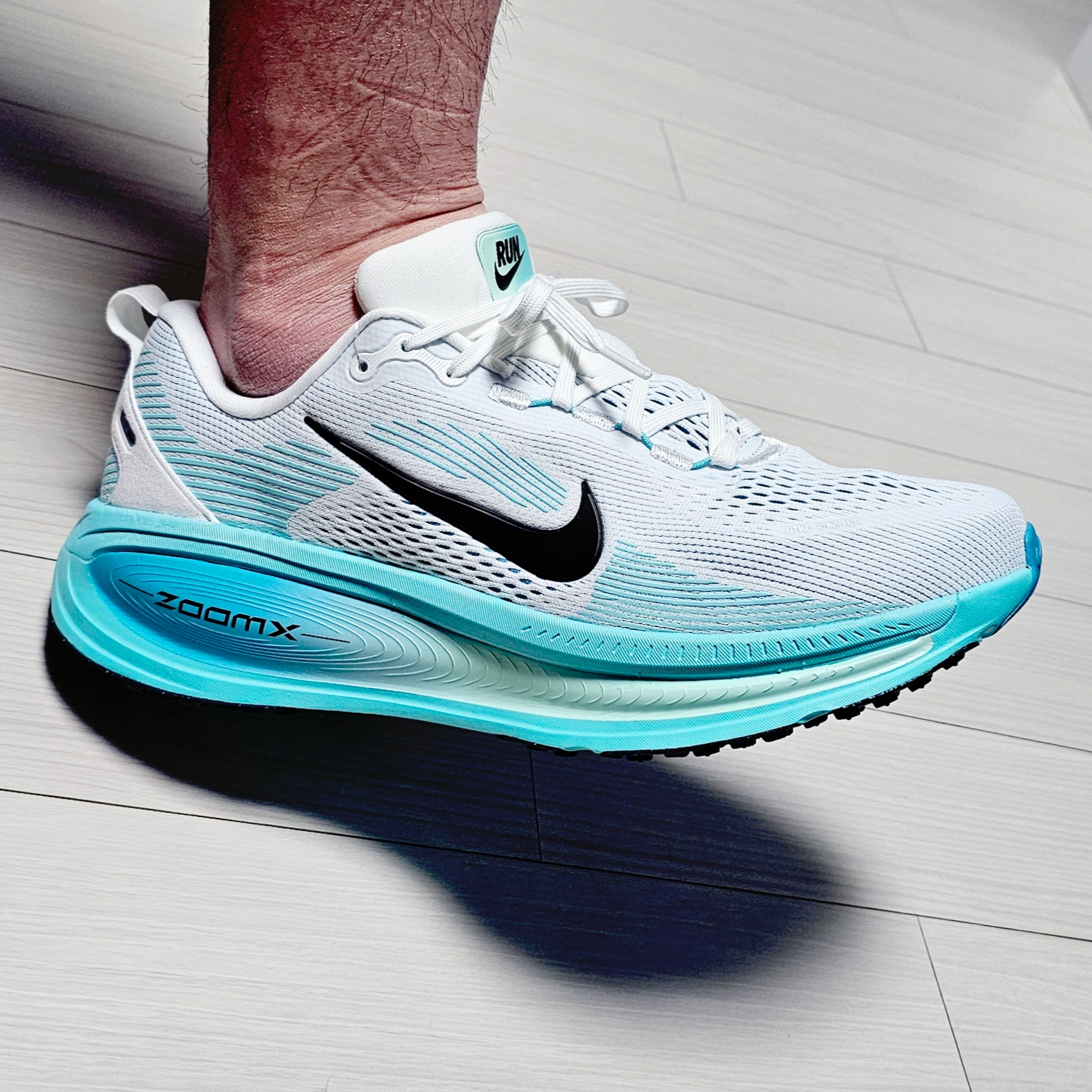 Nike Vomero 18 Summit White Dusty Cactus 착용 스타일 - 2