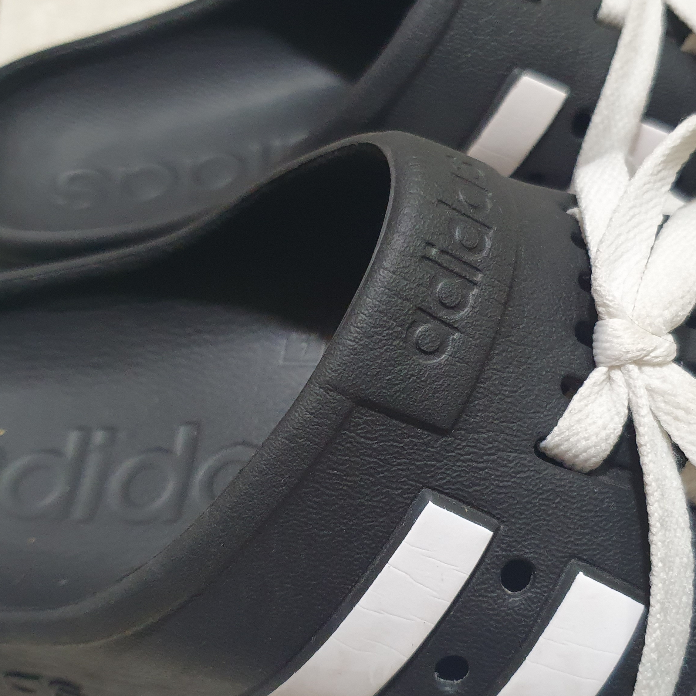 Adidas Adilette Clog Black White 착용 스타일