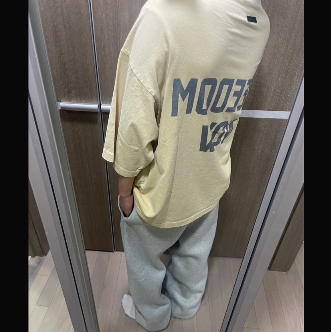 Essentials Classic Short Sleeve T-Shirt Bright White - 25SS, Fear of God Athletics Wide Leg Sweatpants Melange Grey 착용 스타일 - 2