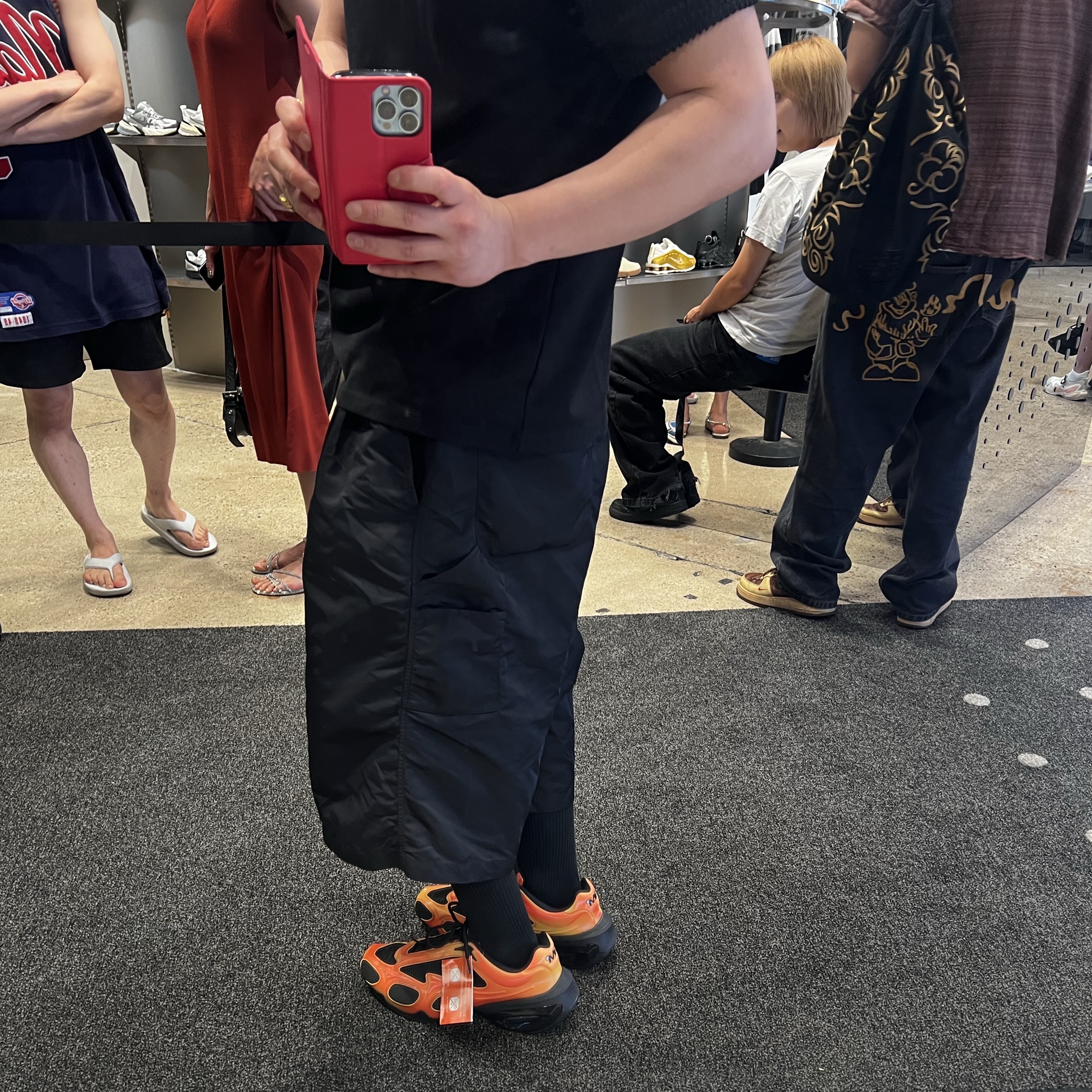 Balenciaga Runner Sneakers Blue White, MJD x Koin Seoul Two Tuck Re-Nylon Wide Carpenter Bermuda Pants Black 착용 스타일 - 4