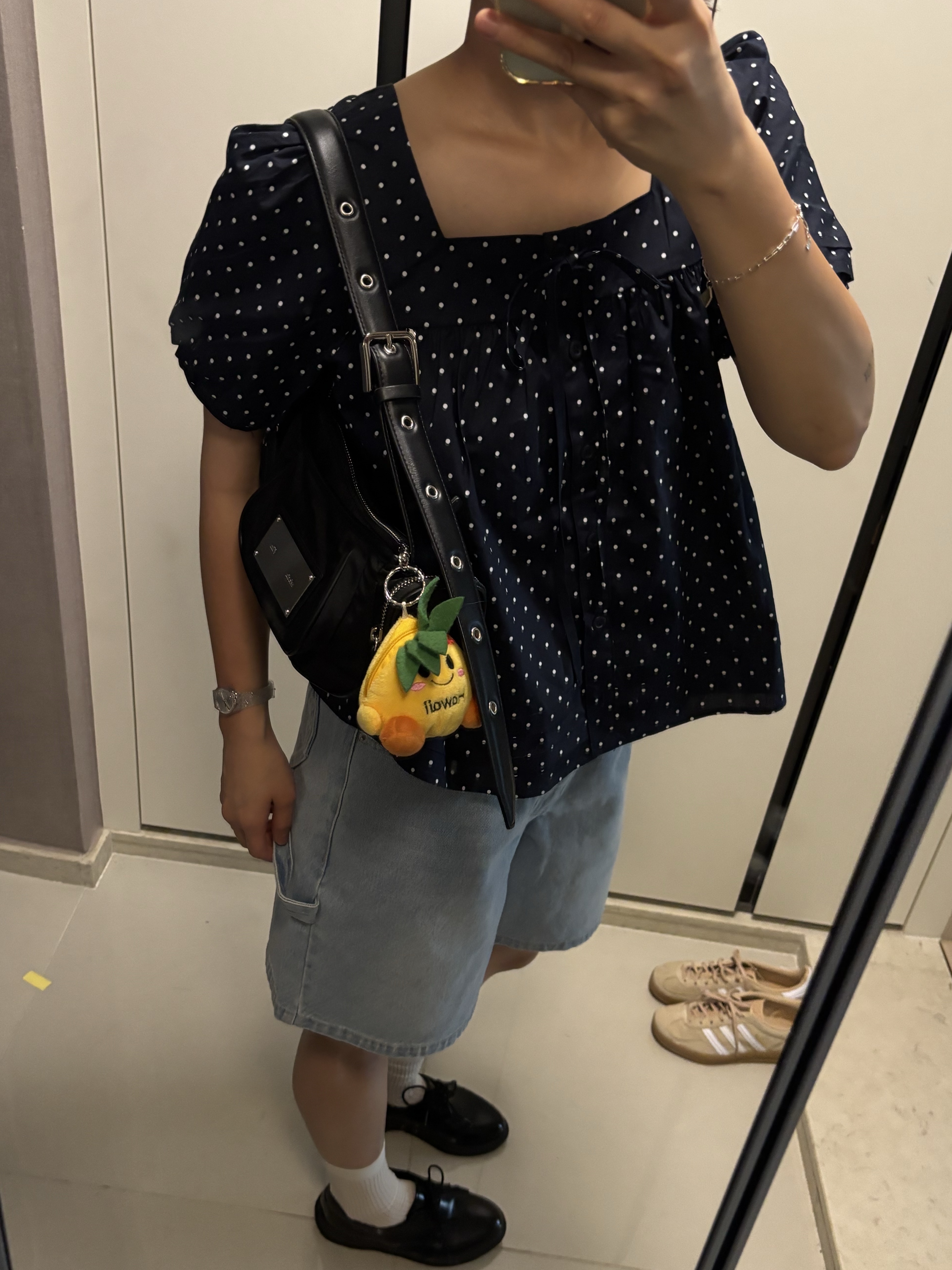 Matin Kim Madeleine Round Bag Black, Dr. Martens 1461 Mono Black 착용 스타일 - 1