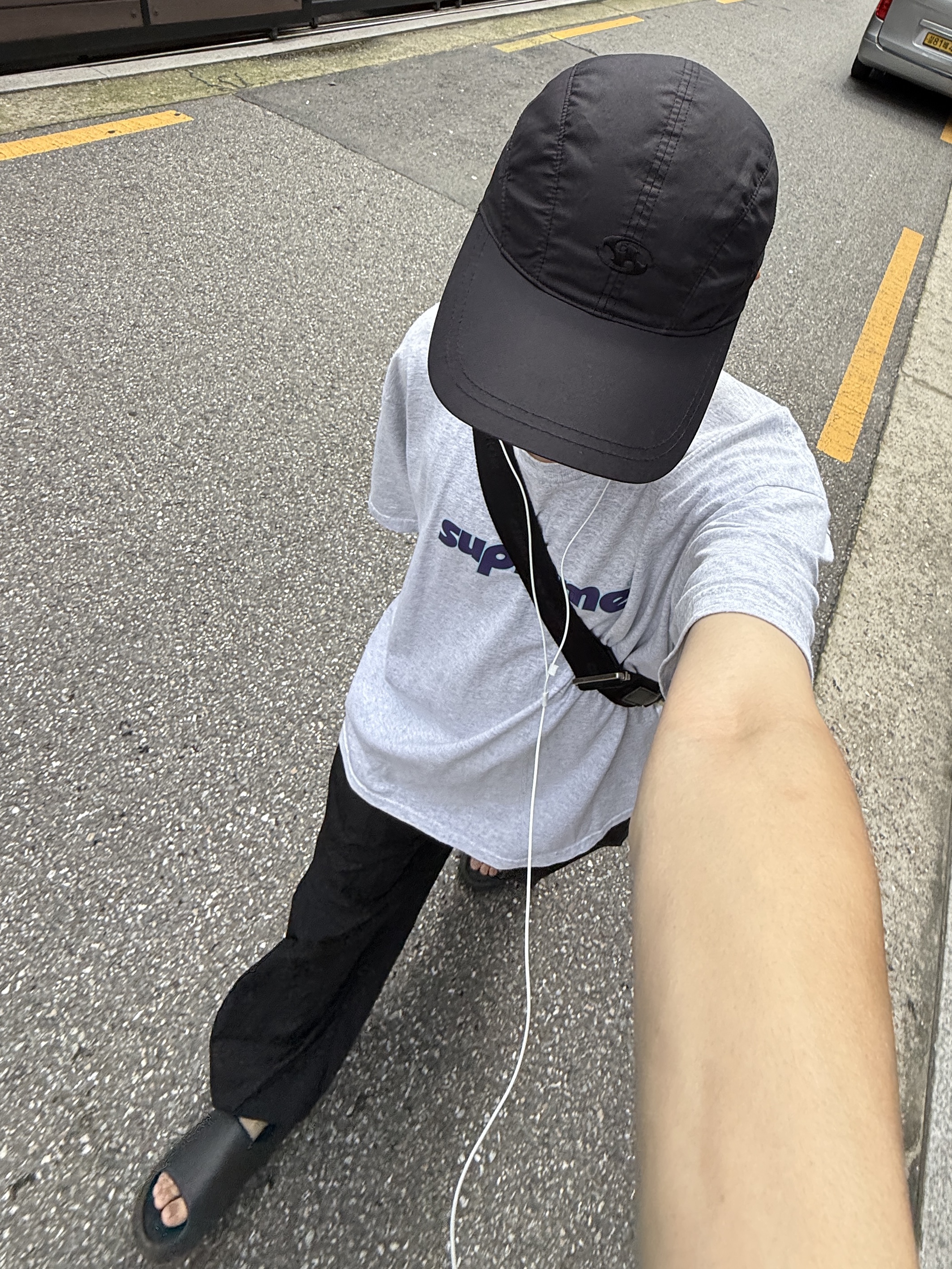 Adidas Yeezy Slide Onyx, Supreme Pinline T-Shirt Ash Grey - 24SS 착용 스타일 - 1