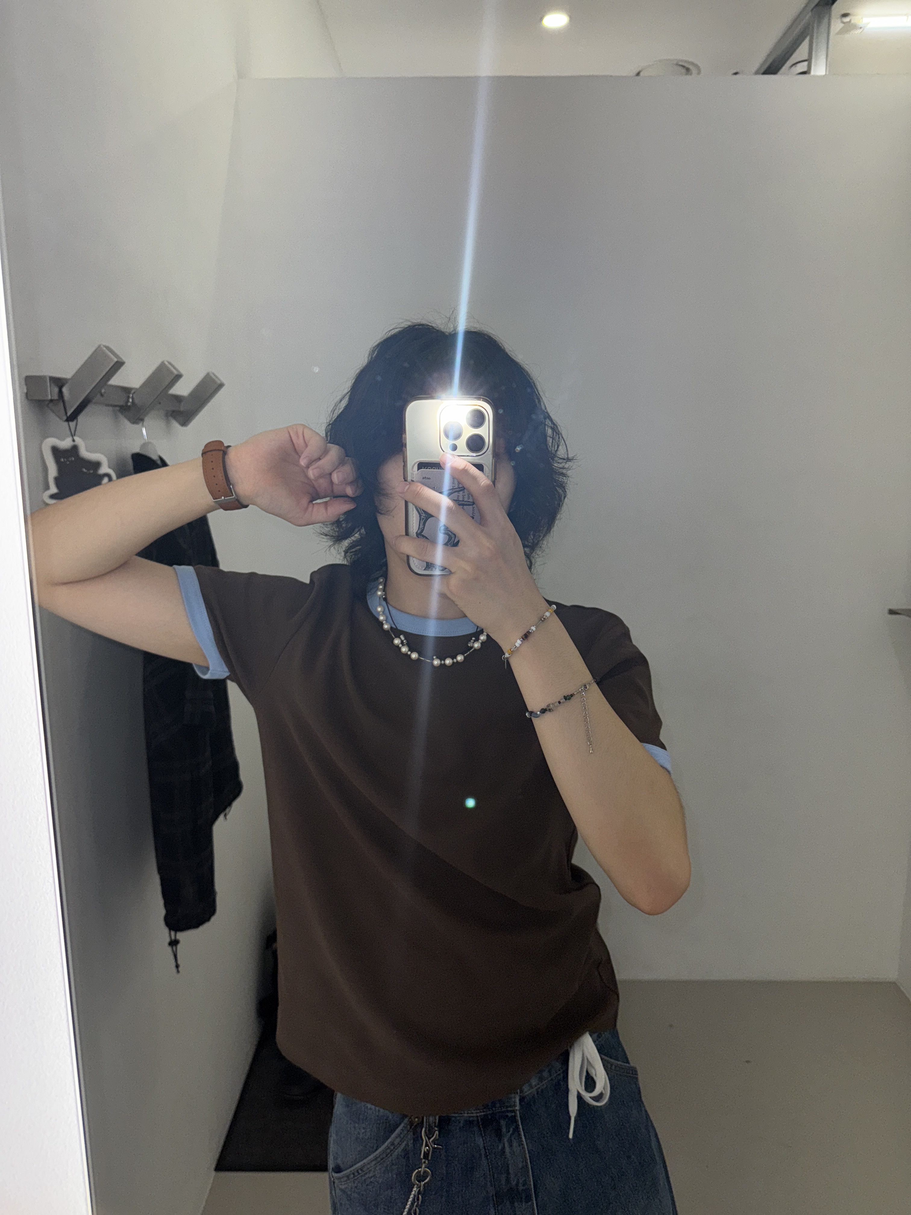 Hatchingroom Wide Curve Jeans Washed Blue, Zara Basic Contrast Rib T-Shirt Brown 착용 스타일 - 3