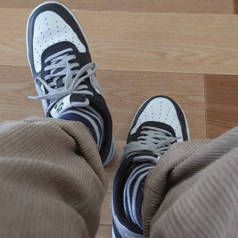 Nike Air Force 1 '07 LV8 EMB Black Silver 착용 스타일