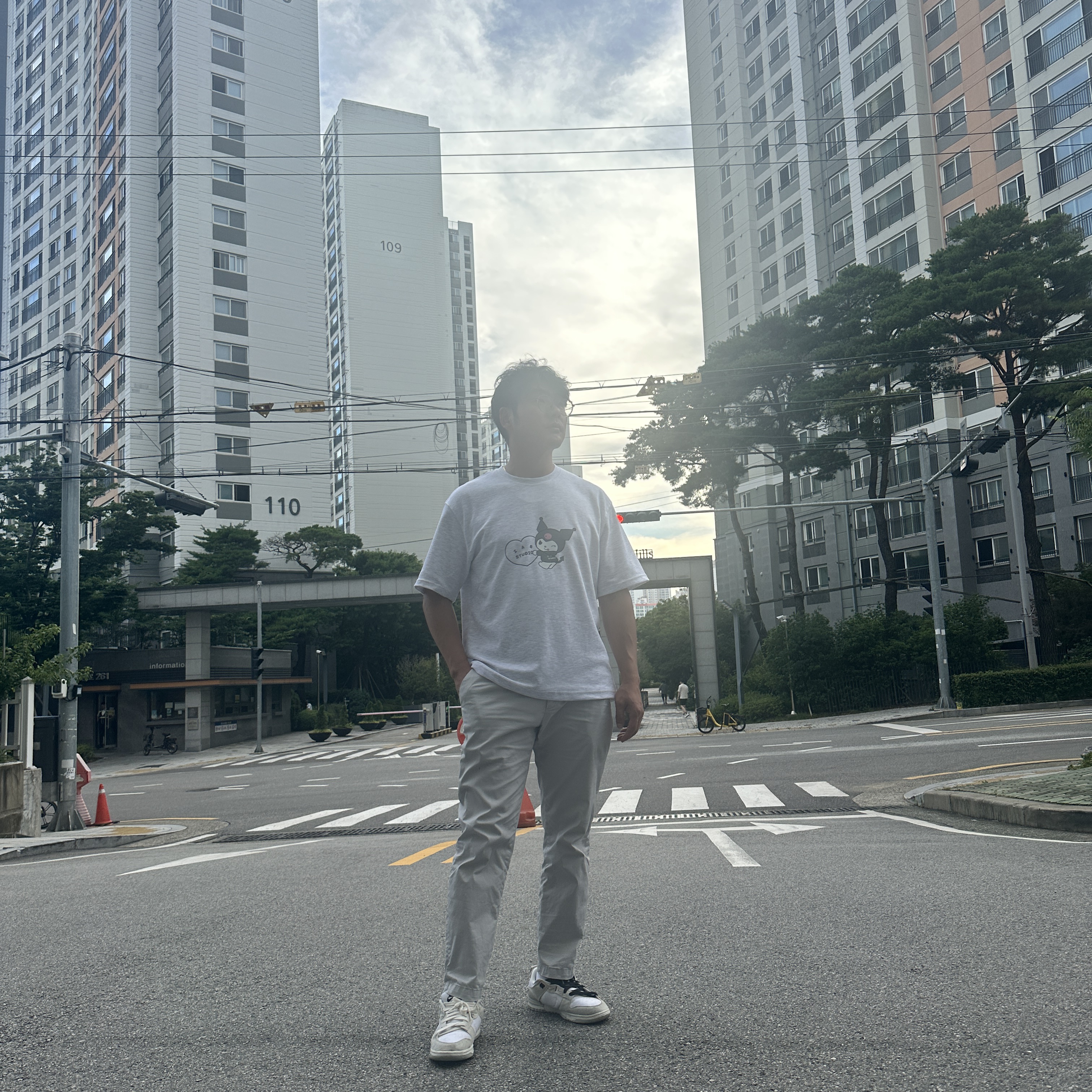 IAB Studio Kuromi Heart T-shirts Light Grey 착용 스타일