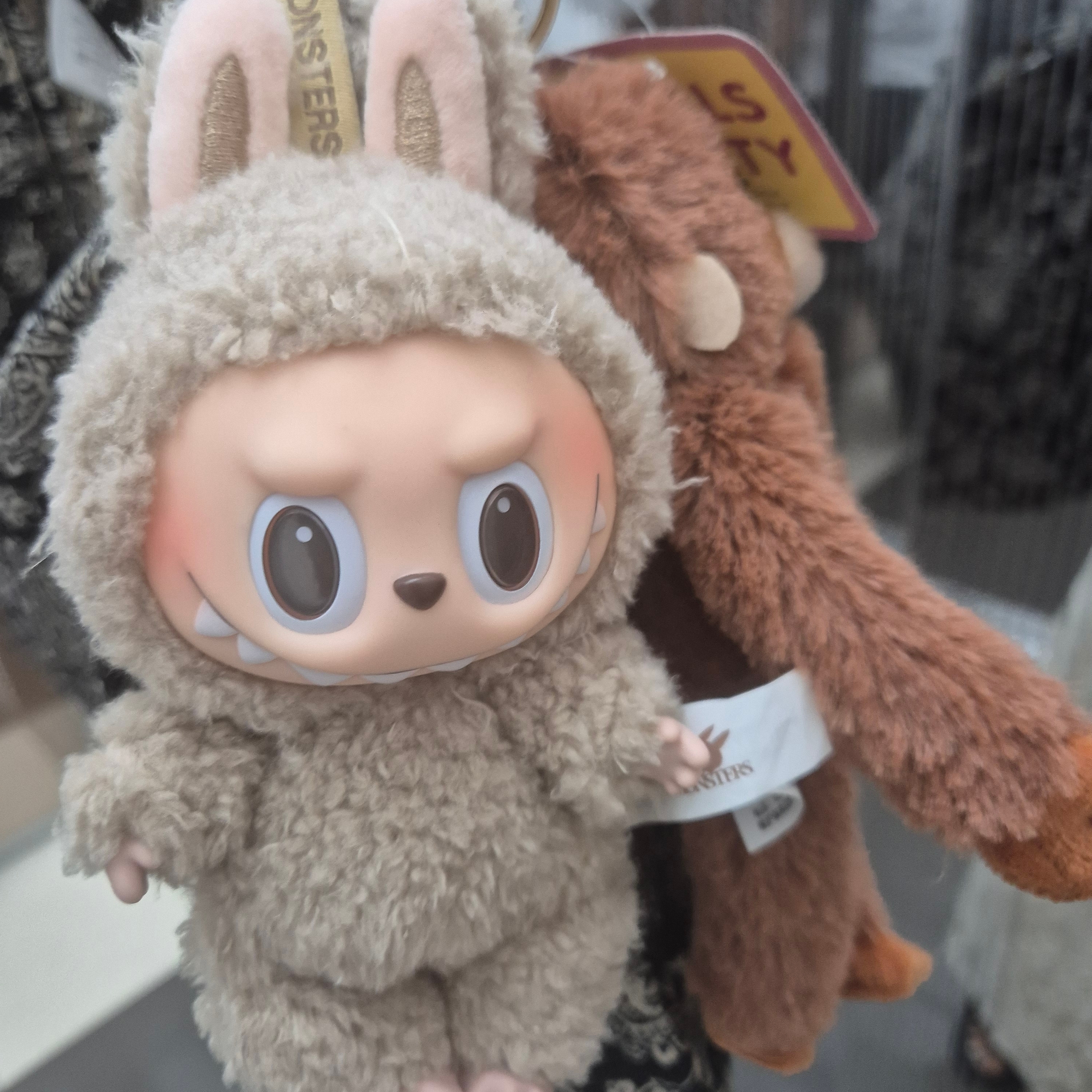 Pop Mart Labubu The Monsters Labubu Tasty Macarons Series Toffe Keyring 착용 스타일 - 3