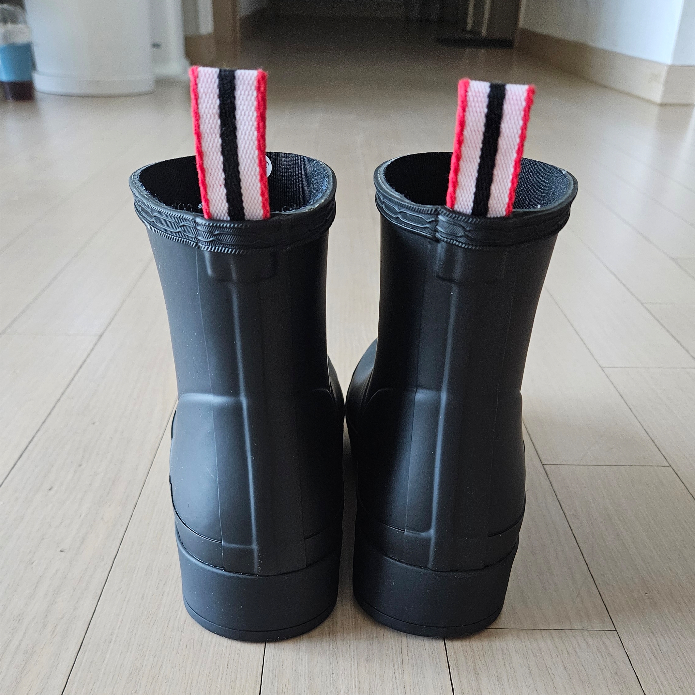 (W) Hunter Play Short Rain Boots Black 착용 스타일 - 2