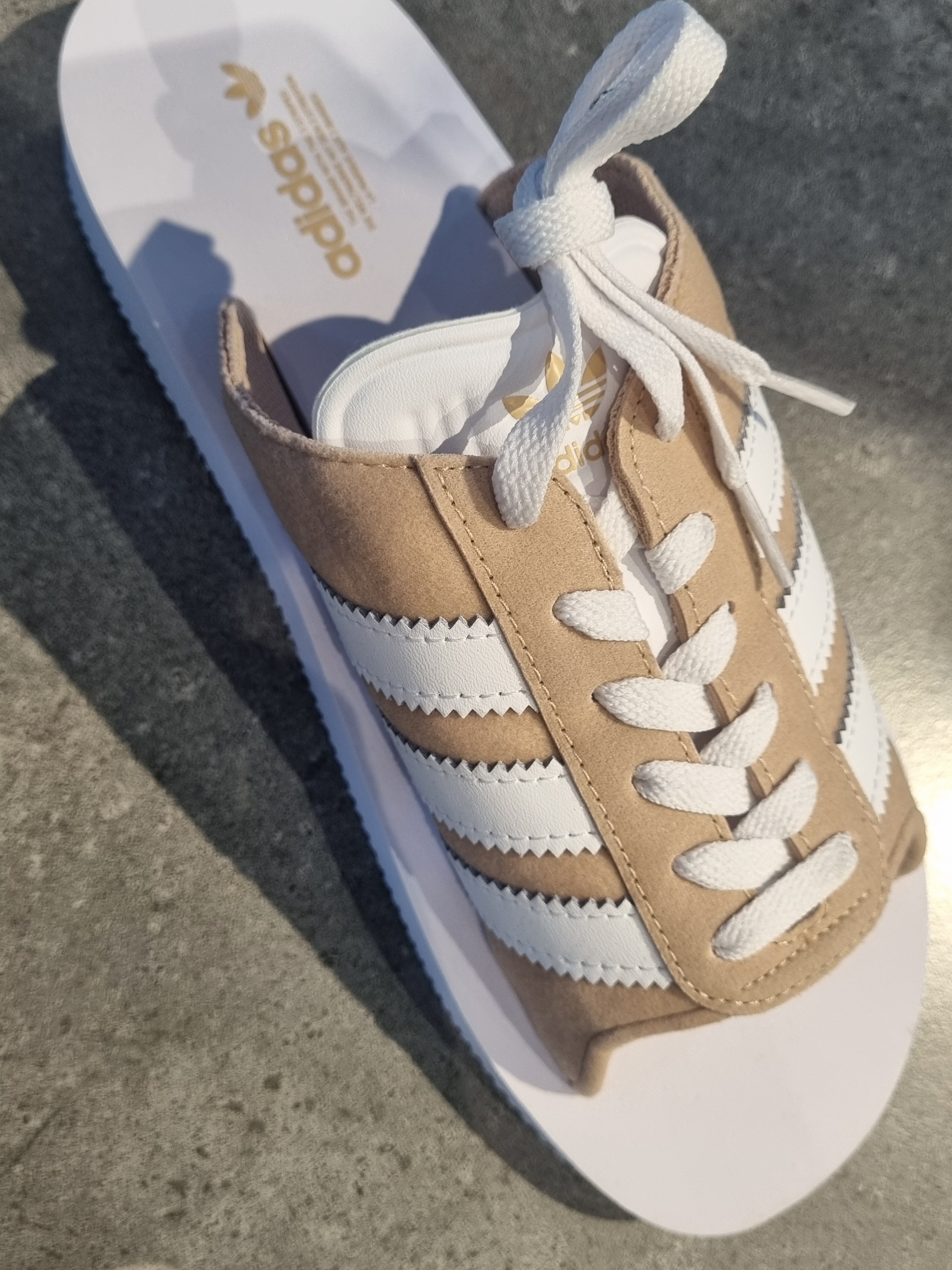 Adidas Gazelle Beach Slides Magic Beige White 착용 스타일