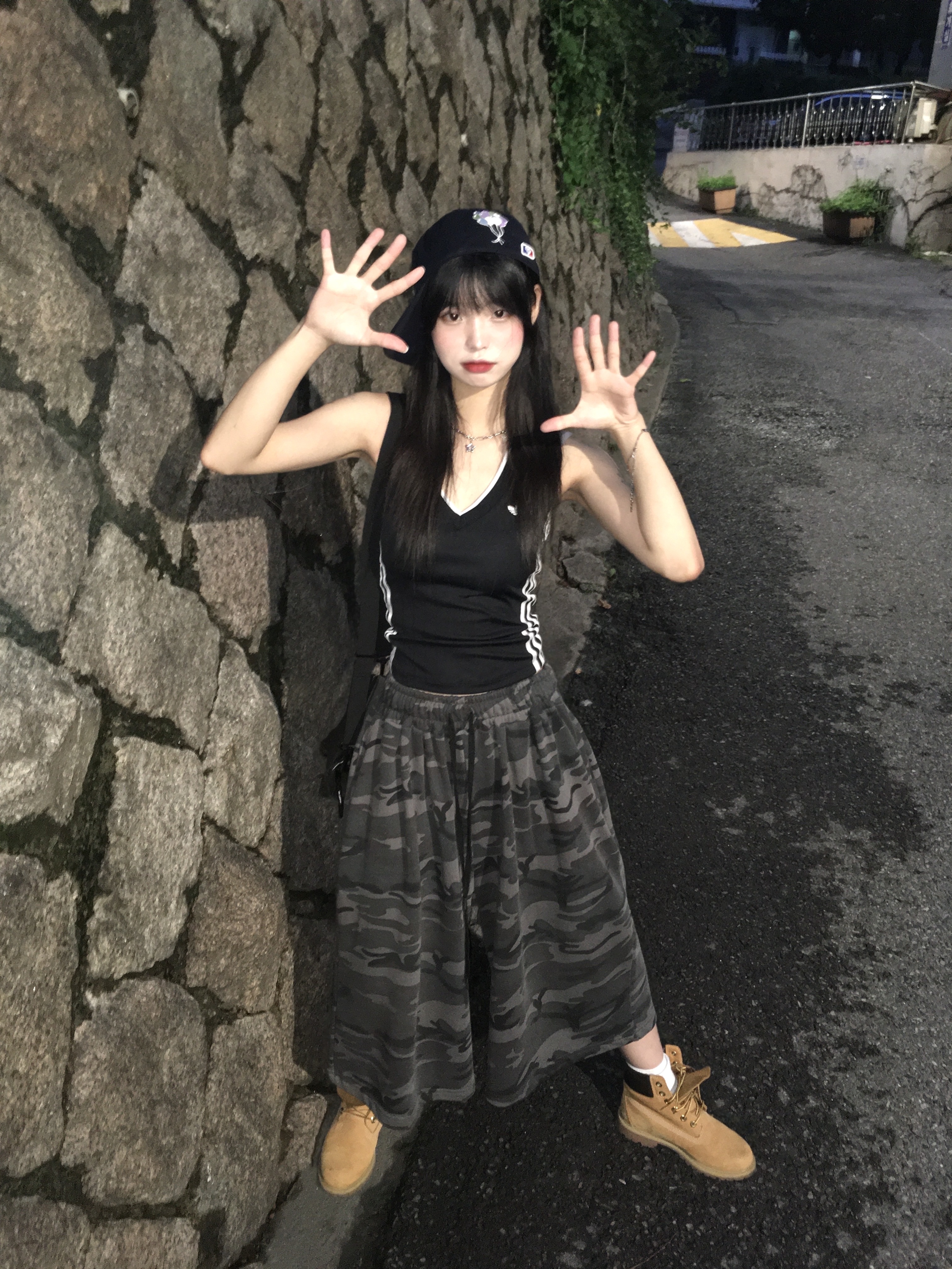 (W) Adidas V-Neck Black - KR Sizing 착용 스타일 - 3