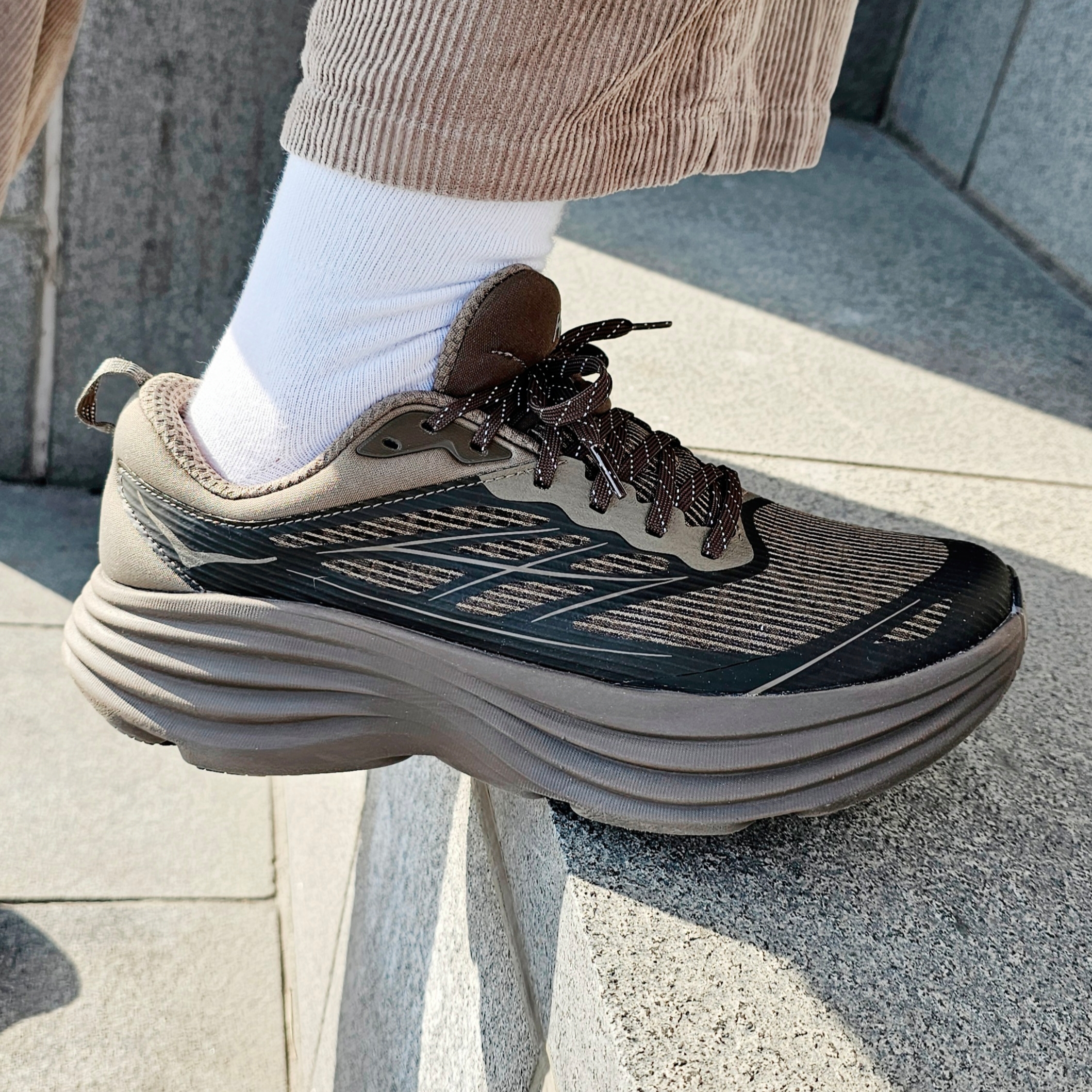 Hoka Bondi 8 TS Caged Deep Umber 착용 스타일
