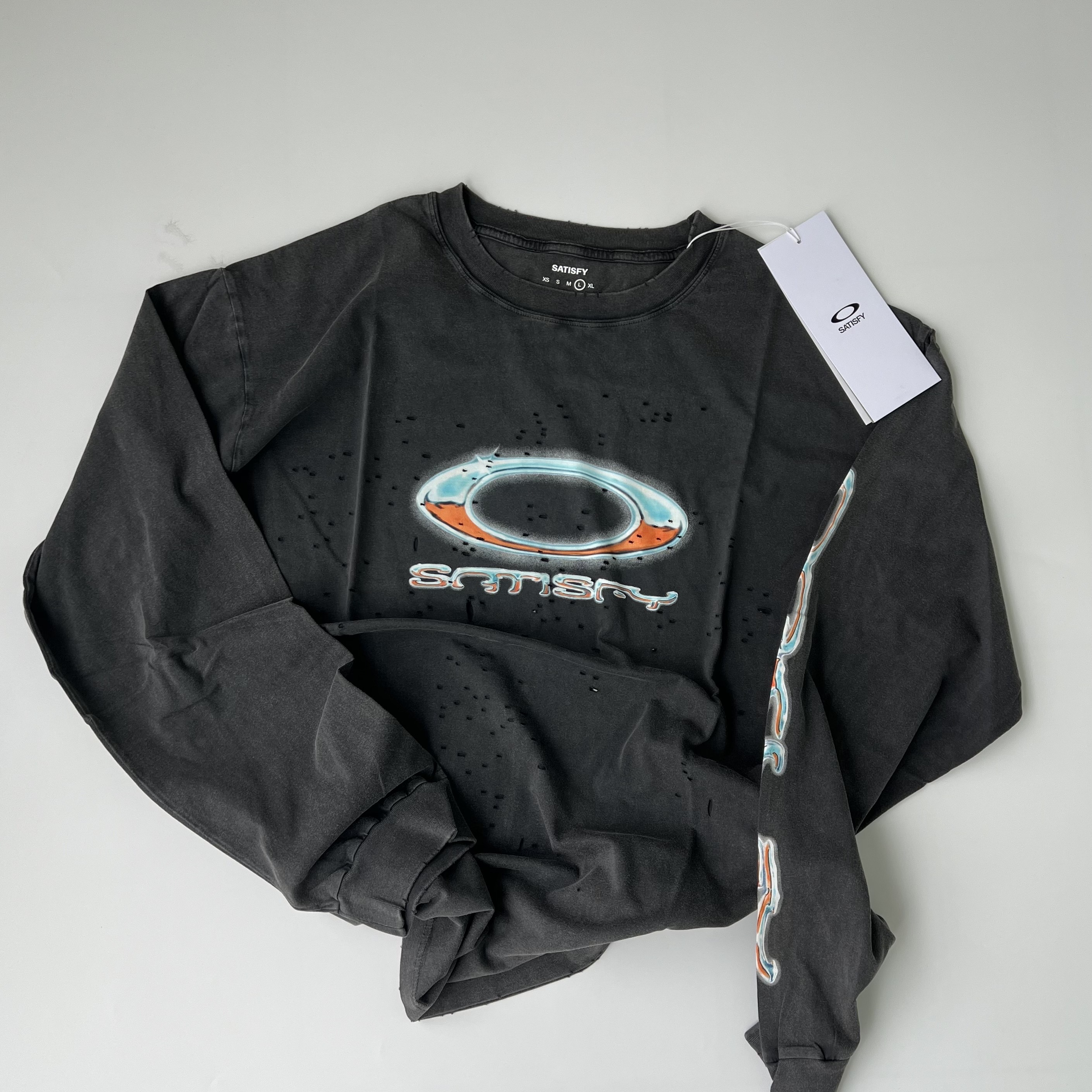 Oakley x Satisfy Mothtech T-Shirt Aged Black, Oakley x Satisfy Mothtech Long T-Shirt Aged Black 착용 스타일 - 1