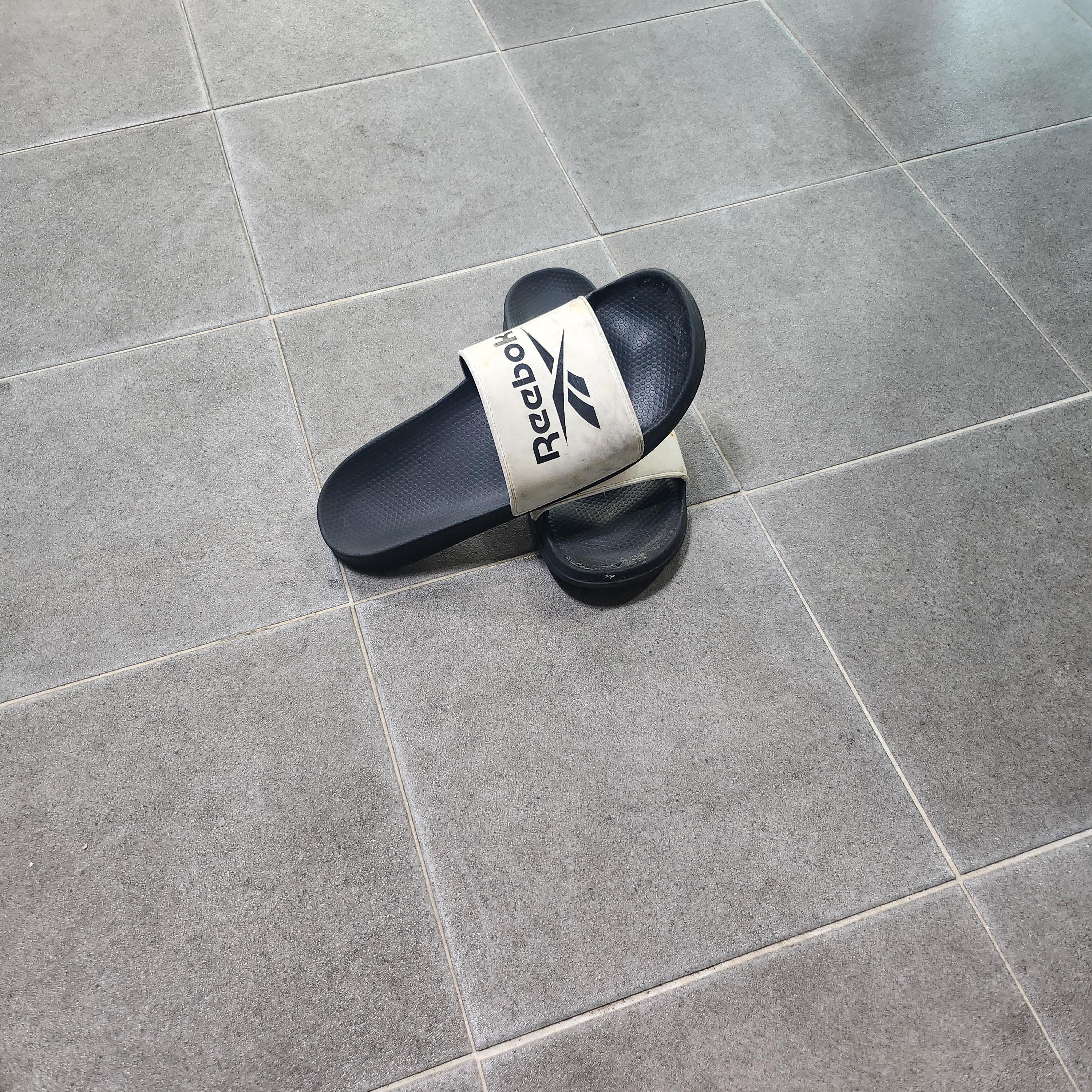Reebok Fulgur Slide White Black 착용 스타일