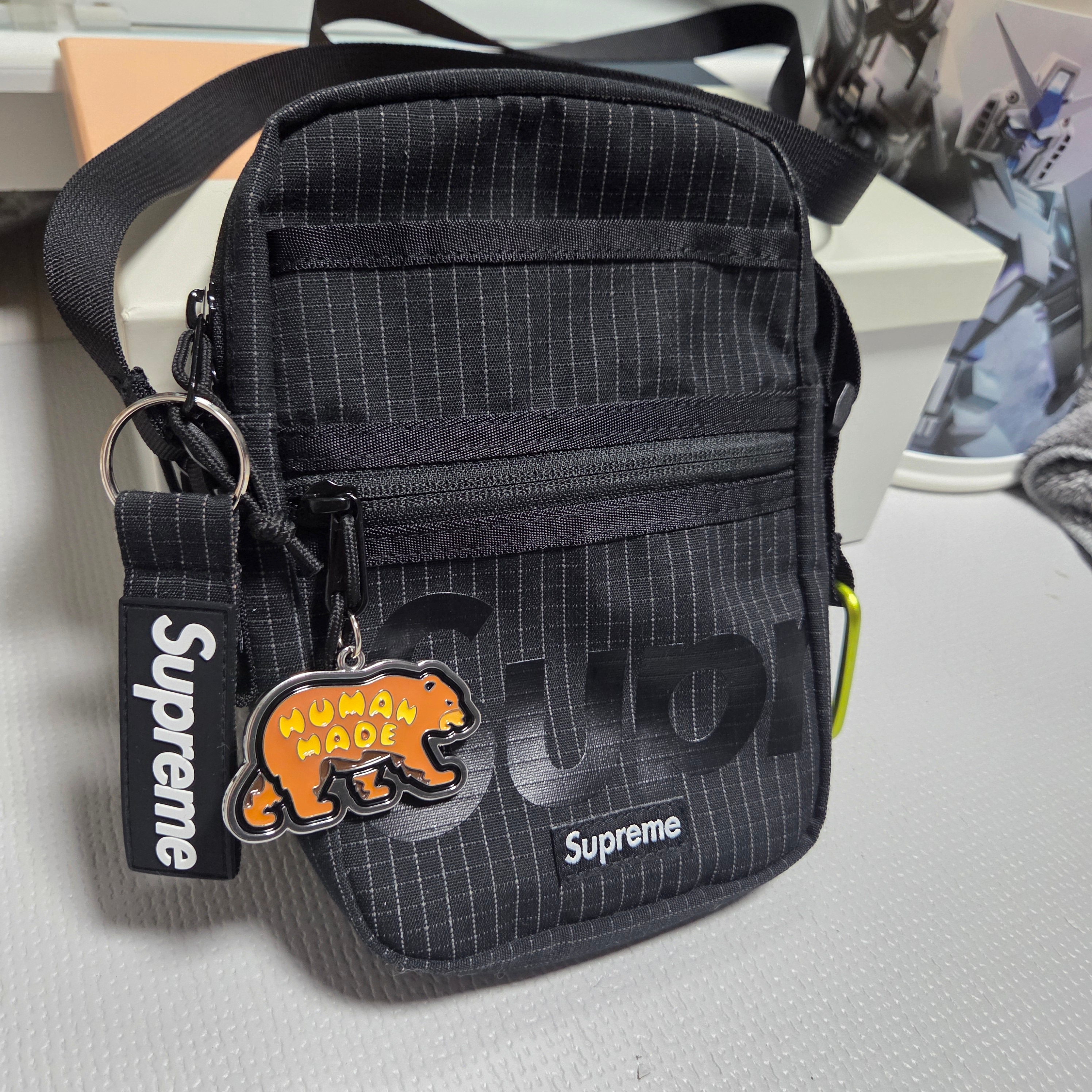 Supreme Shoulder Bag Black - 24SS 착용 스타일