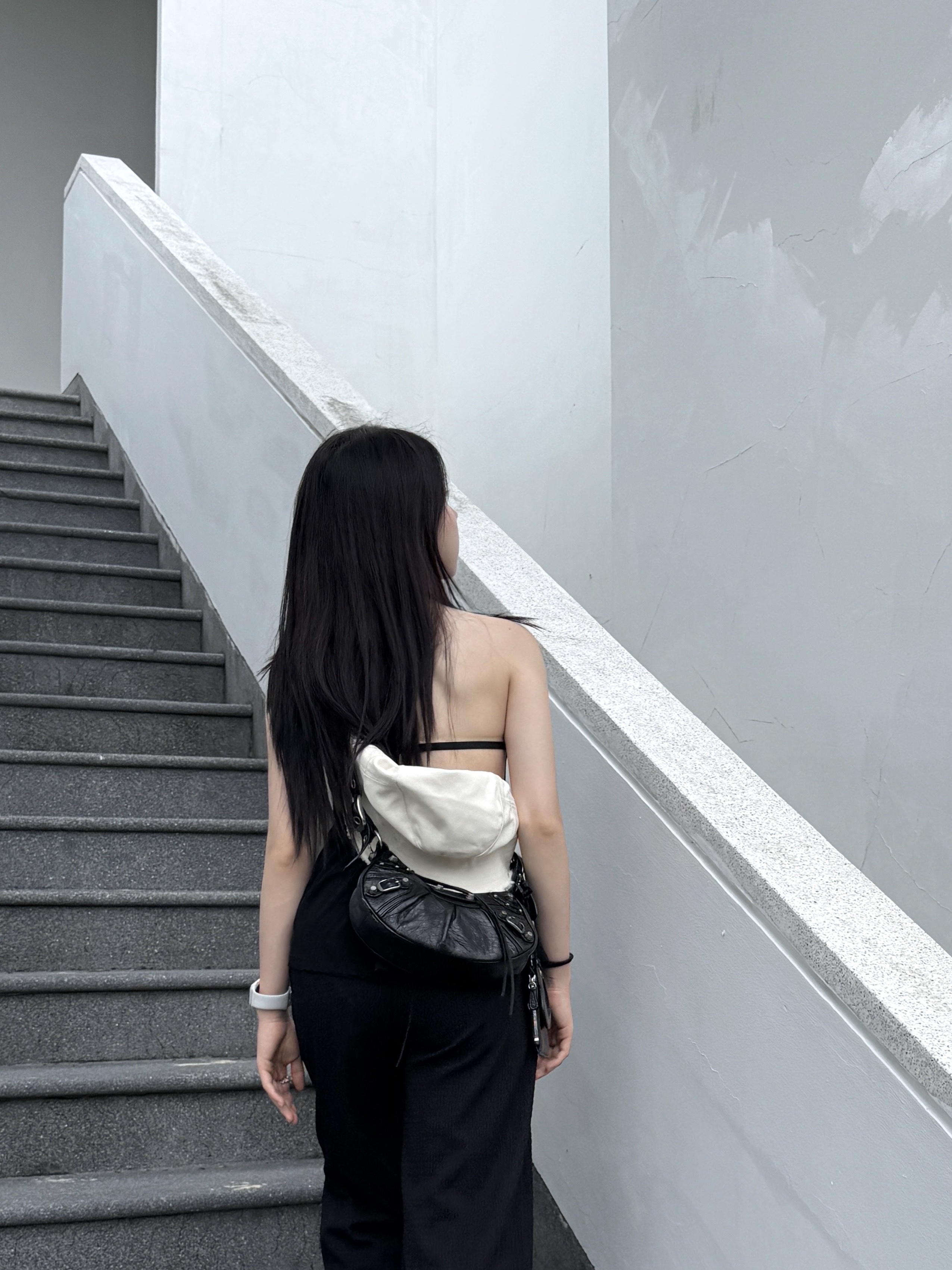 Jacquemus Le Bob Artichaut Bucket Hat Off White, Balenciaga Arena Lambskin Le Cagole XS Shoulder Bag Black ์ฐฉ์ฉ ์คํ์ผ