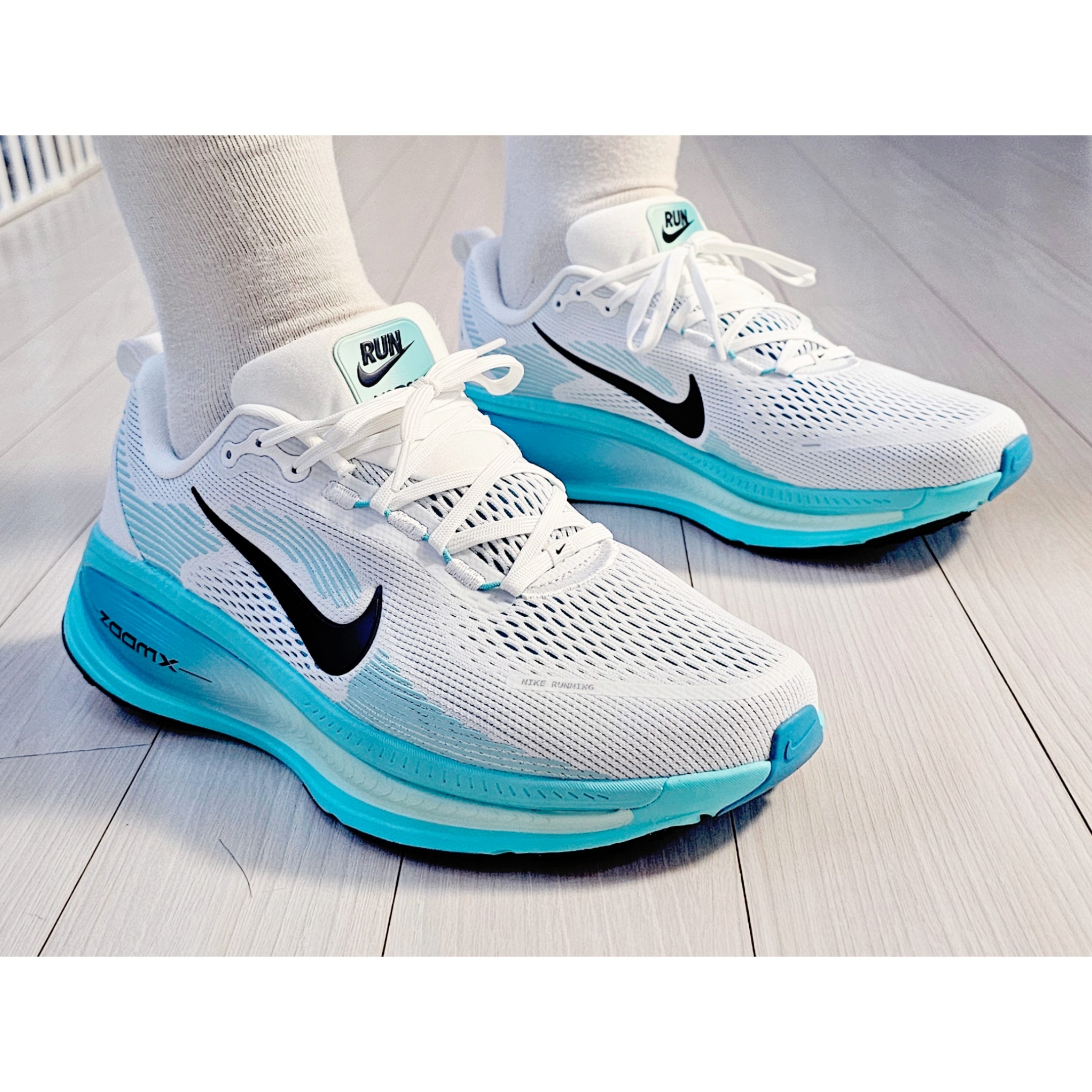 Nike Vomero 18 Summit White Dusty Cactus 착용 스타일 - 1