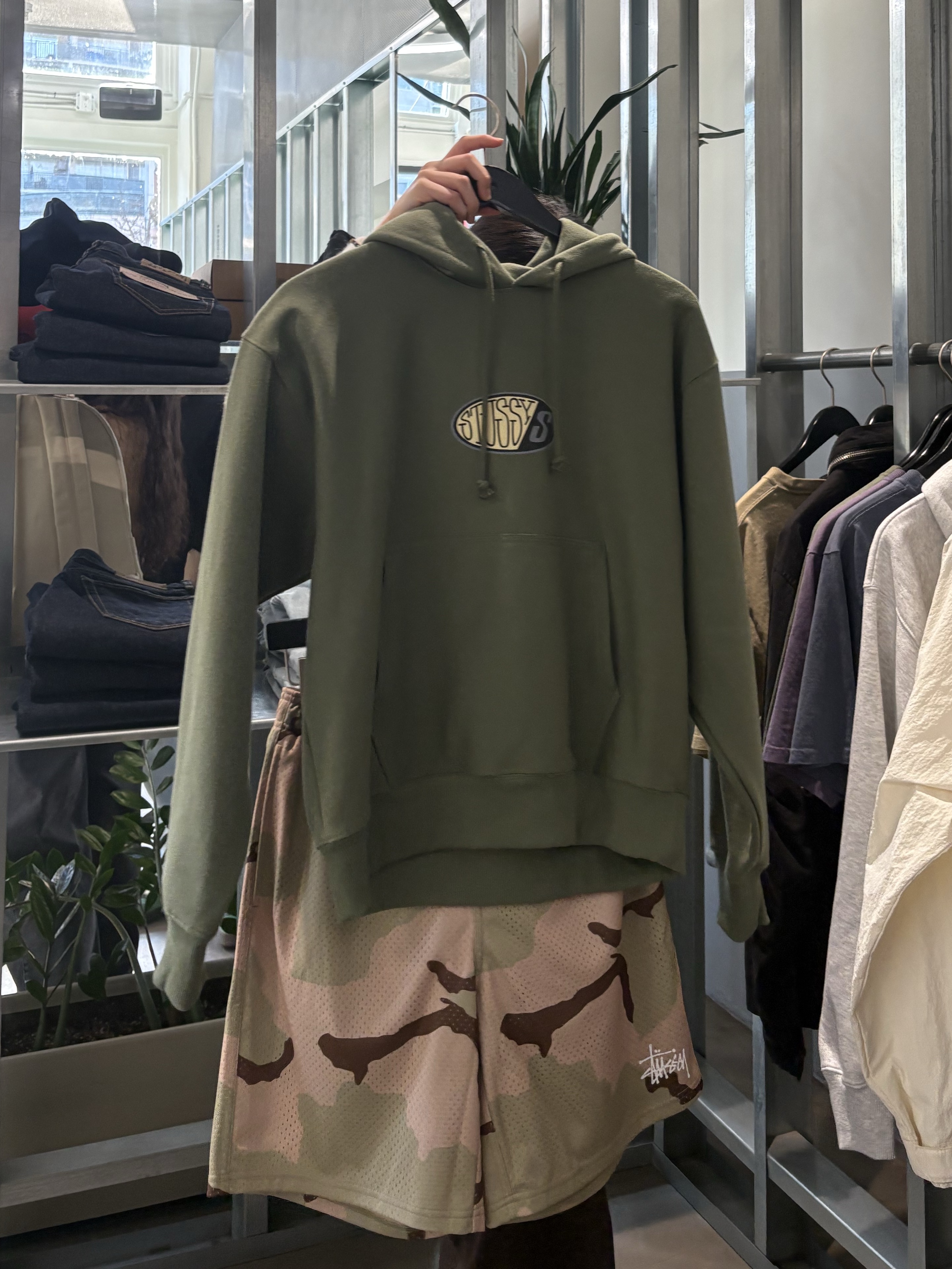 Stussy Basic Mesh Shorts Sand Camo, Stussy Pitstop Hoodie Olive 착용 스타일