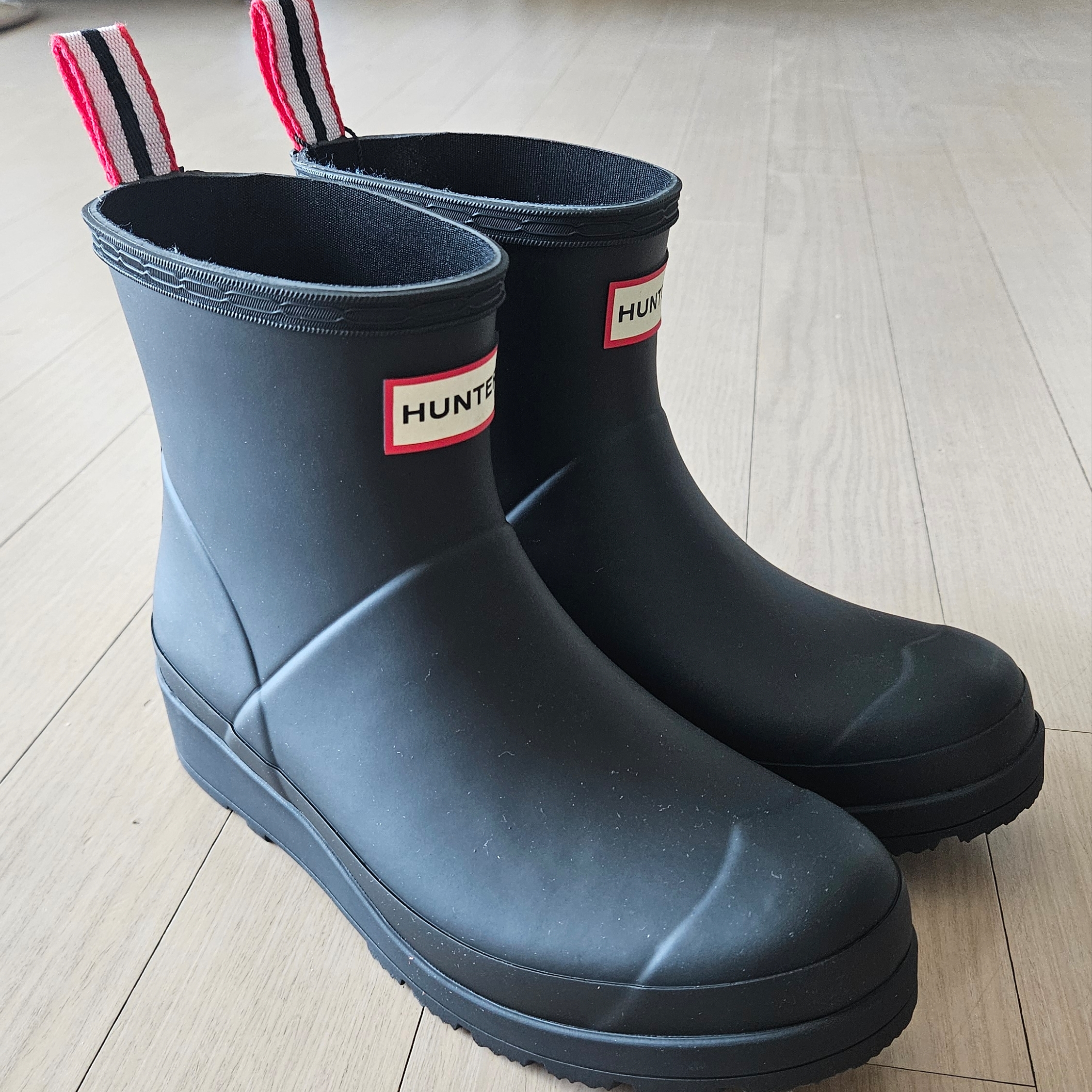 (W) Hunter Play Short Rain Boots Black 착용 스타일 - 3