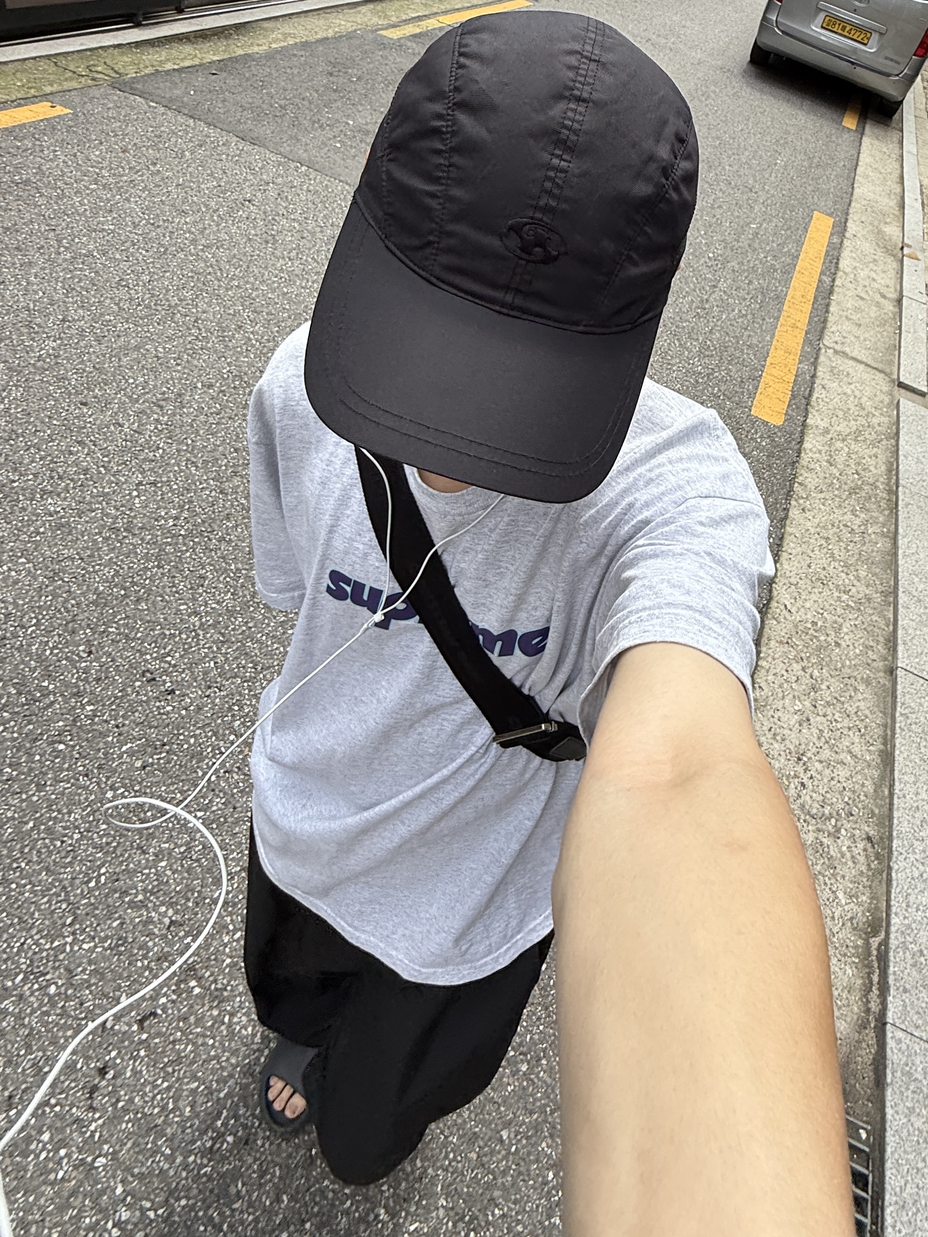 Adidas Yeezy Slide Onyx, Supreme Pinline T-Shirt Ash Grey - 24SS 착용 스타일 - 2