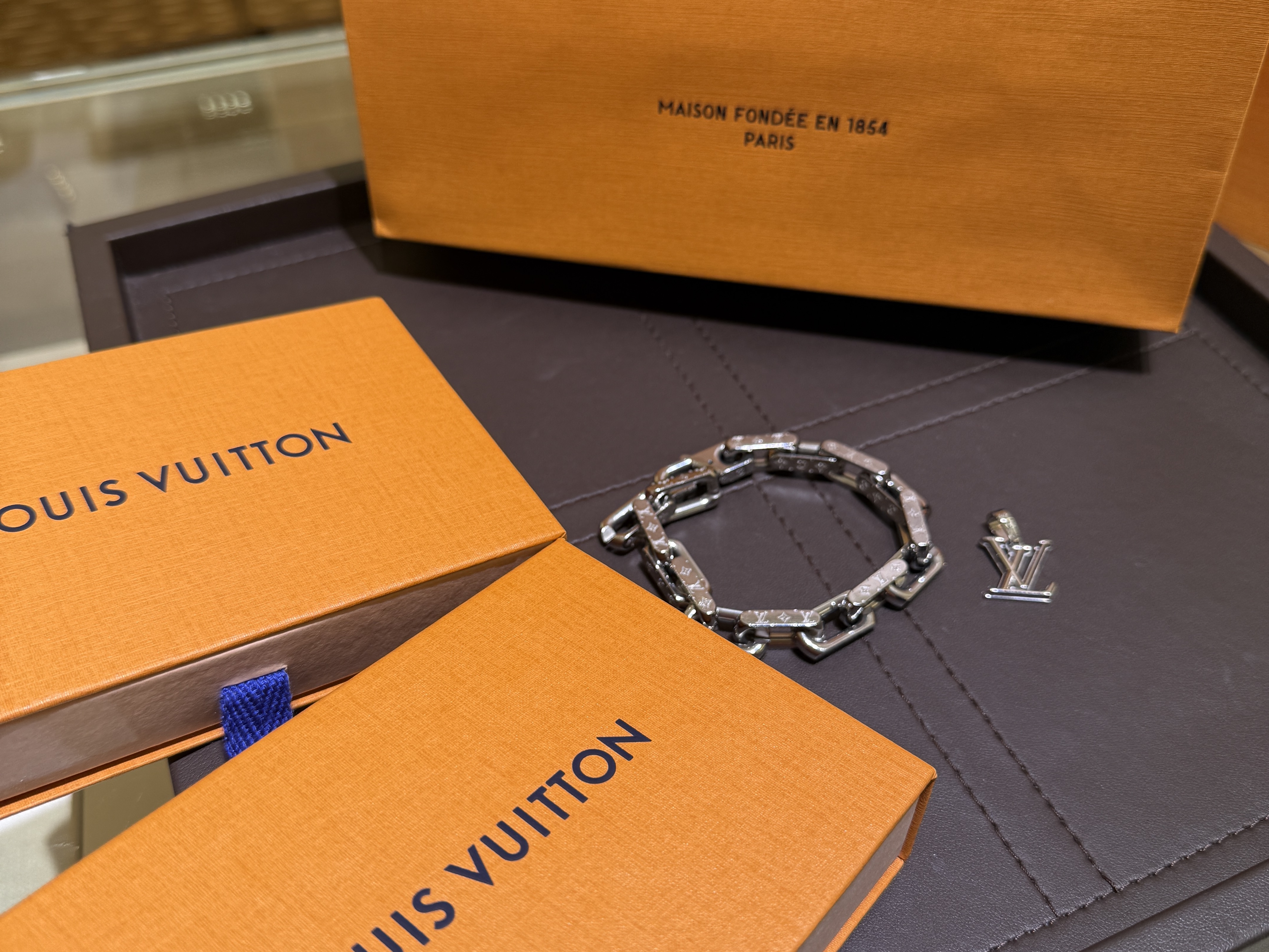 Louis Vuitton Monogram Chain Bracelet Silver 착용 스타일