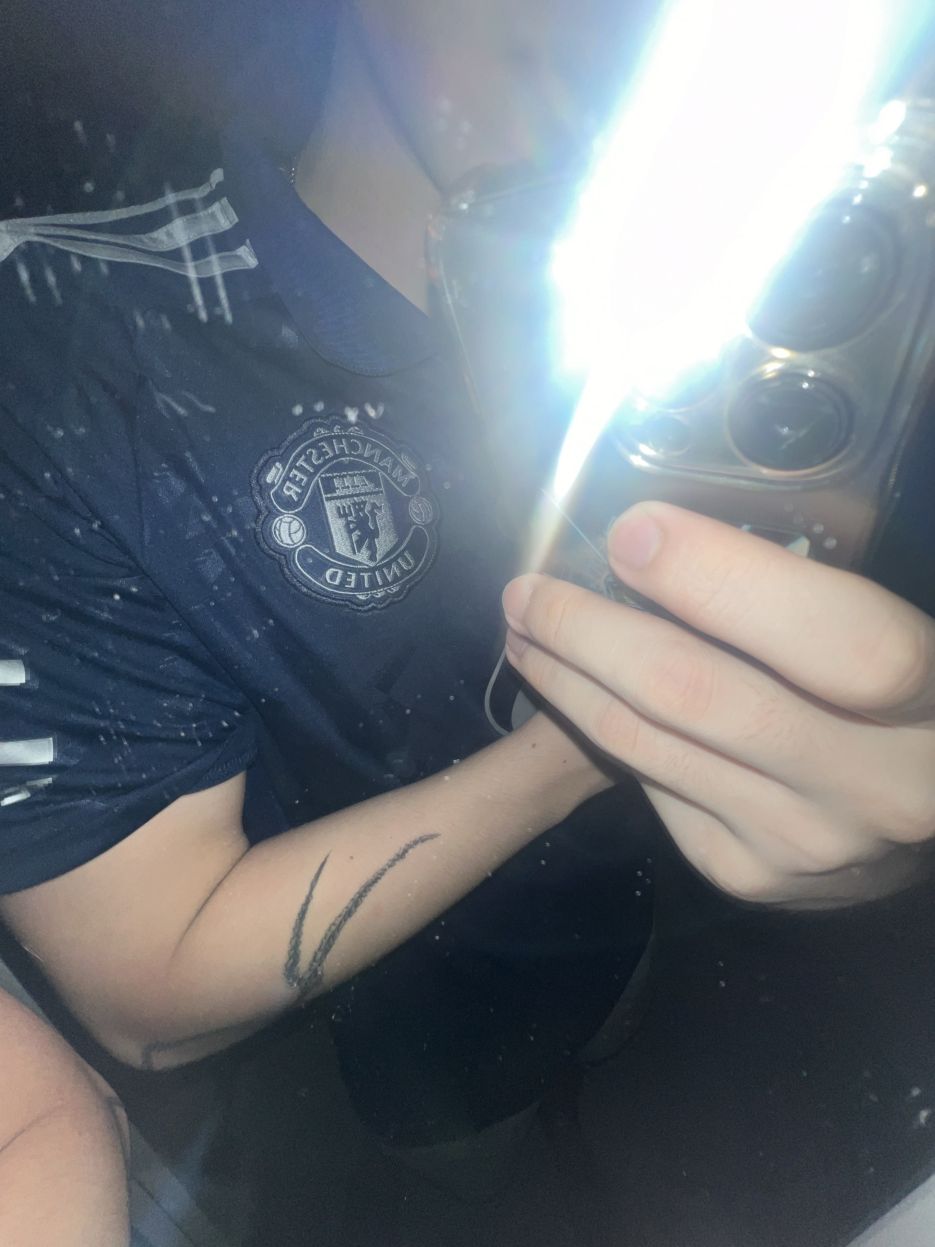 Adidas Manchester United 2024/25 Away Jersey Night Indigo - KR Sizing (Non Marking Ver.), Adidas Manchester United 2023/24 Home Jersey Team Collegiate Red - KR Sizing (Non Marking Ver.) 착용 스타일 - 1