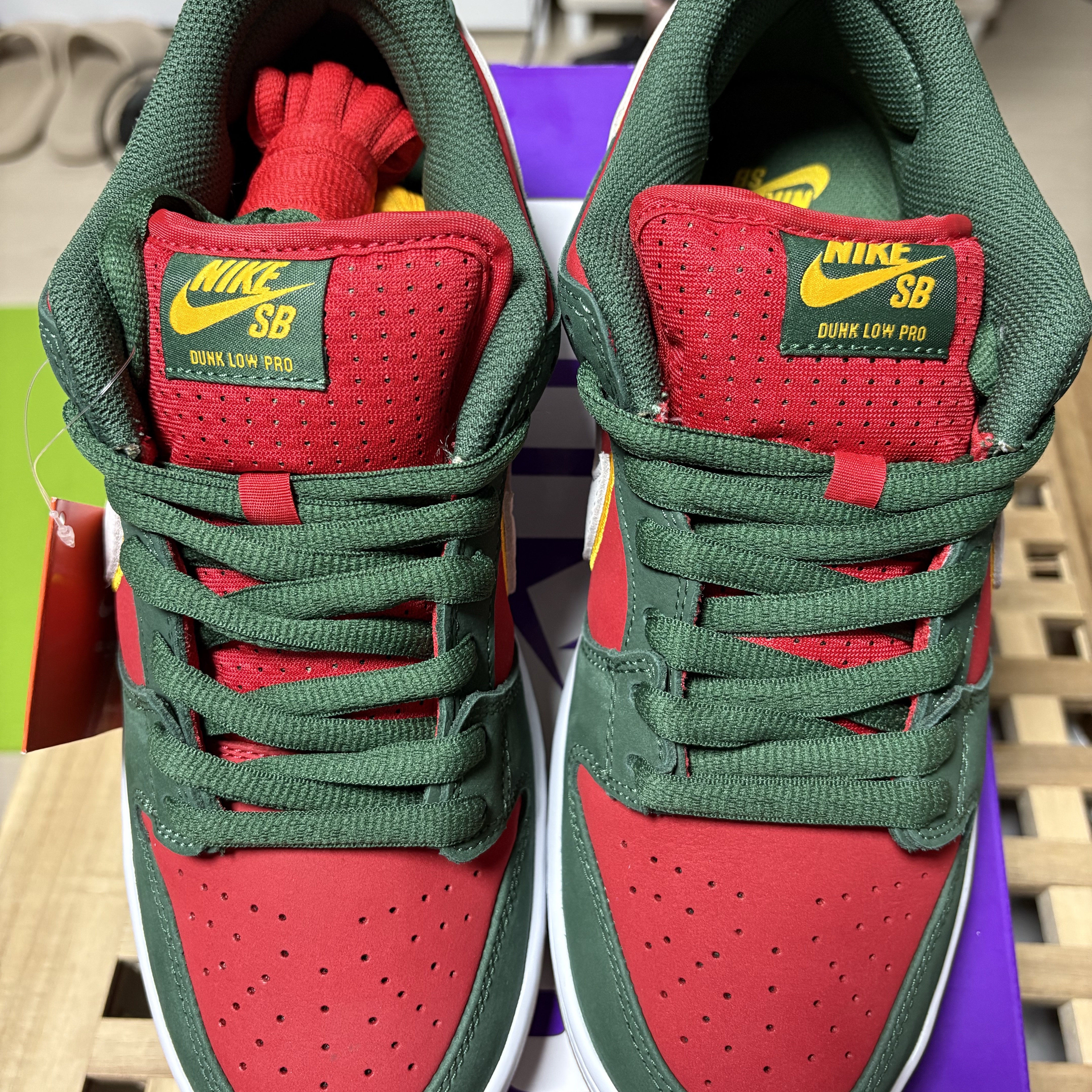 Nike SB Dunk Low Pro Premium Fir and Fire Red 착용 스타일 - 4