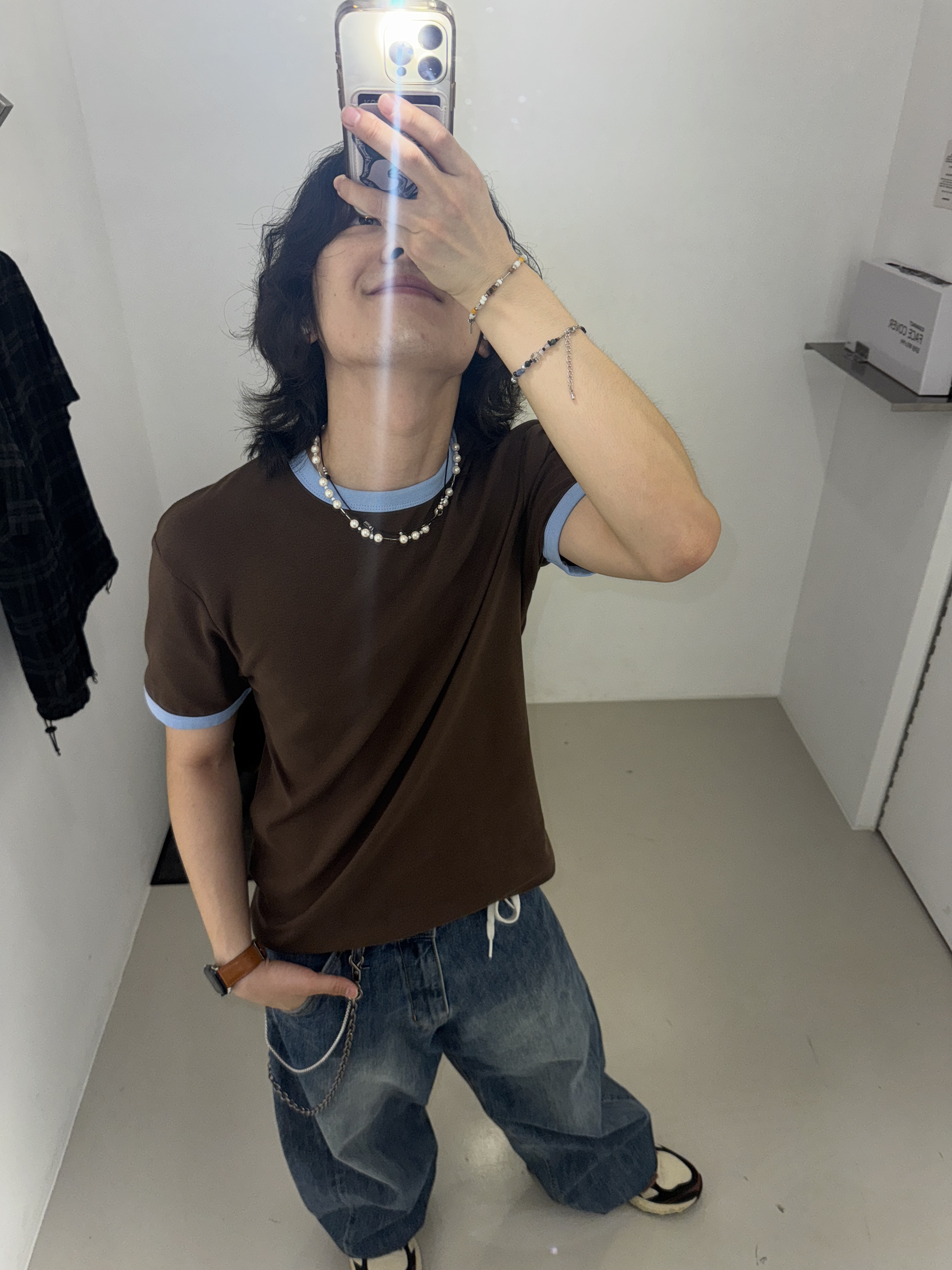 Hatchingroom Wide Curve Jeans Washed Blue, Zara Basic Contrast Rib T-Shirt Brown 착용 스타일 - 2