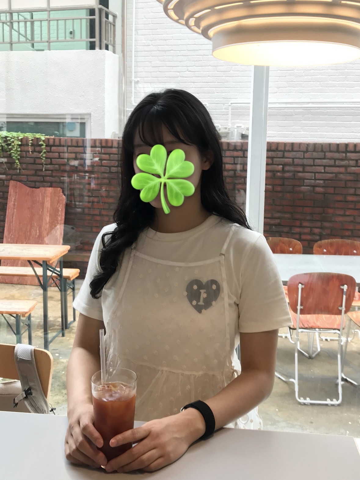 Isummerly Heart Logo T-shirt Cream 착용 스타일