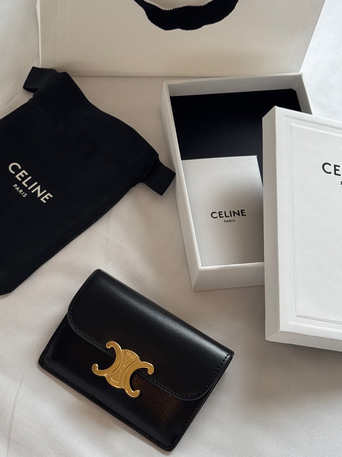 Celine Card Holder with Flap in Shiny Calfskin Black 착용 스타일 - 1