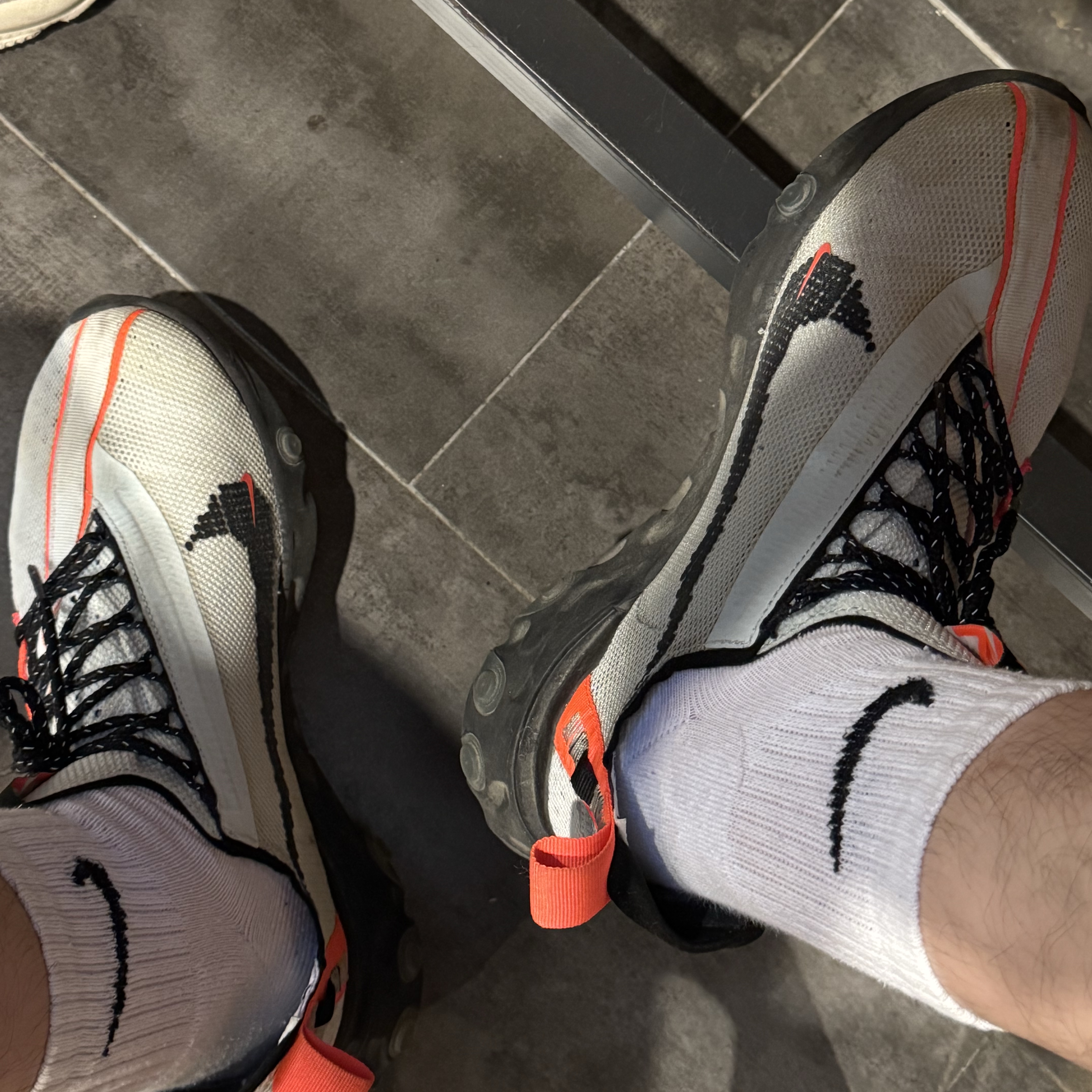 Nike React Runner ISPA Ghost Aqua Total Crimson 착용 스타일